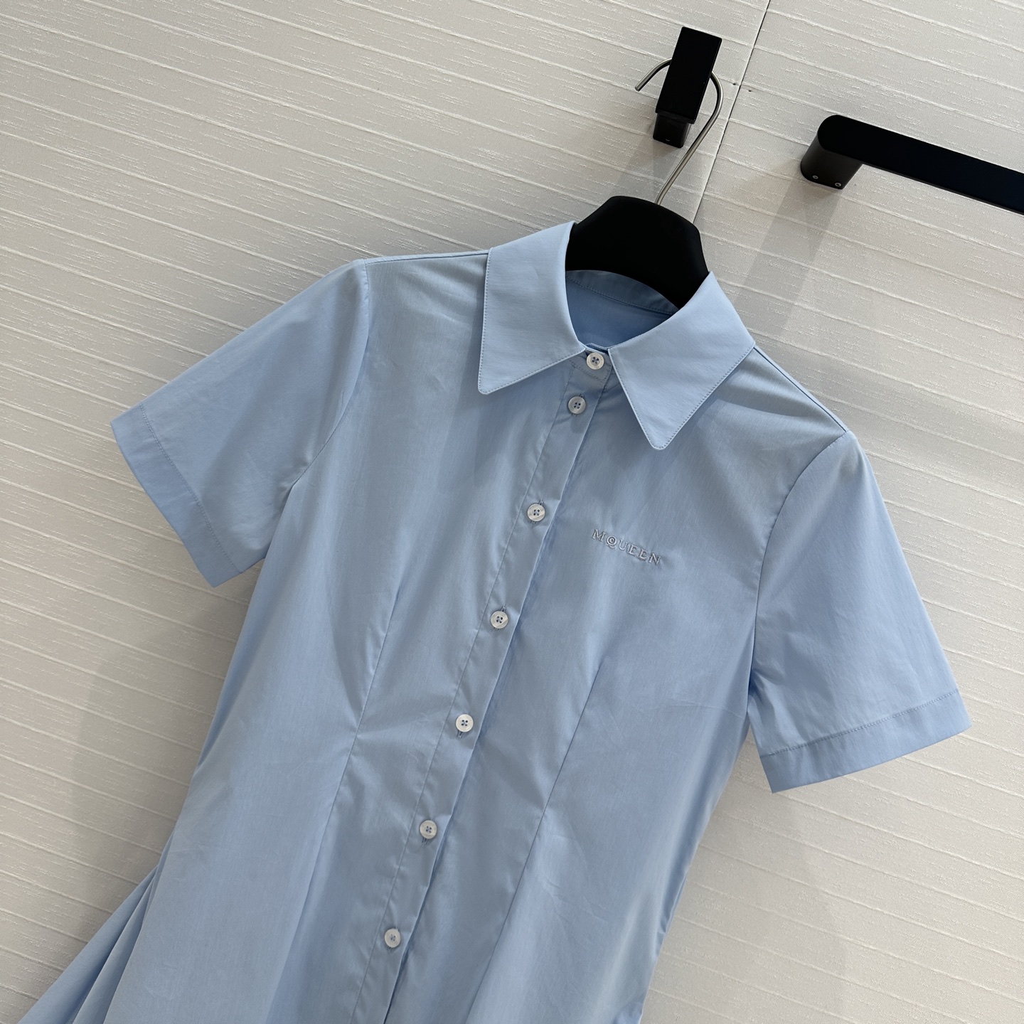 New Sky-Blue Shirt Dress with Badge Embroidery – Unique Style and Quality Details - 图片 2