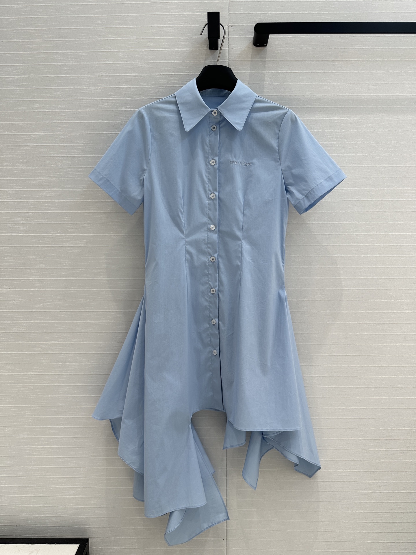 New Sky-Blue Shirt Dress with Badge Embroidery – Unique Style and Quality Details - 图片 1