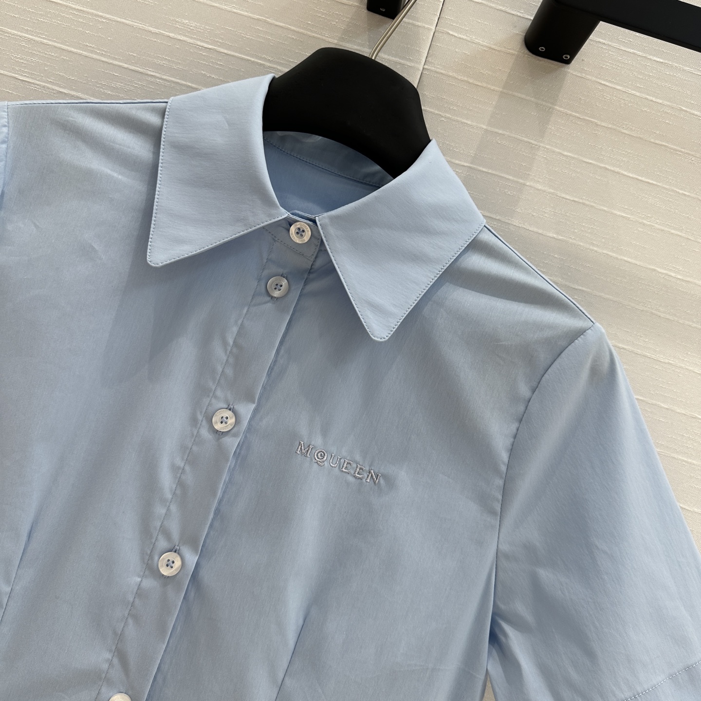 New Sky-Blue Shirt Dress with Badge Embroidery – Unique Style and Quality Details - 图片 4