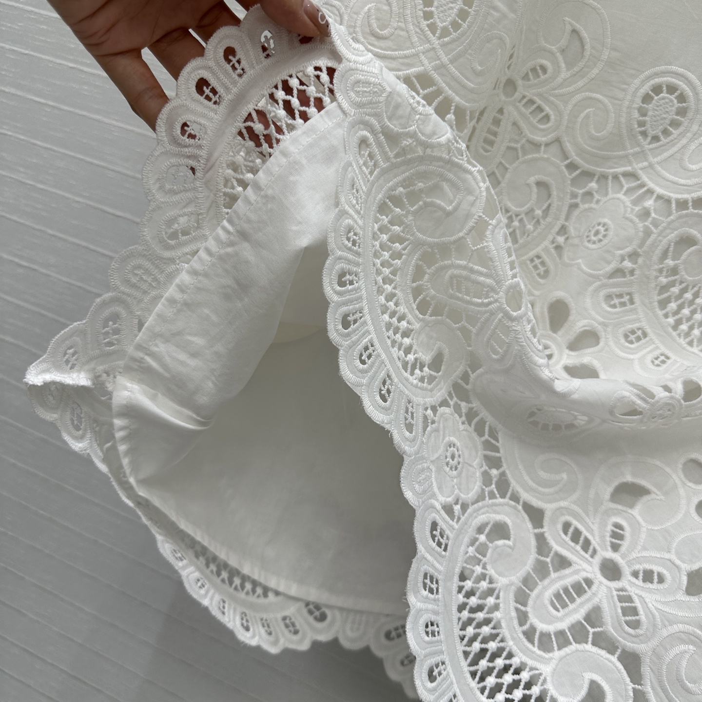 独家首发！高端品质，Vale*系度假风无袖小白裙，徳国机重工定位缕空刺绣法式花㚏，进口丝绵面料拼接亲肤舒