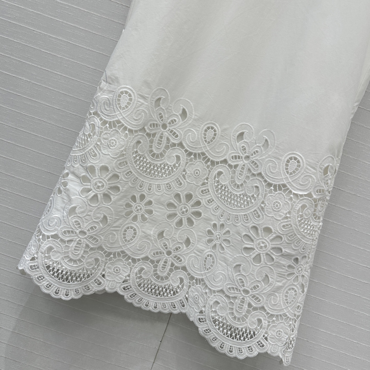 独家首发！高端品质，Vale*系度假风无袖小白裙，徳国机重工定位缕空刺绣法式花㚏，进口丝绵面料拼接亲肤舒