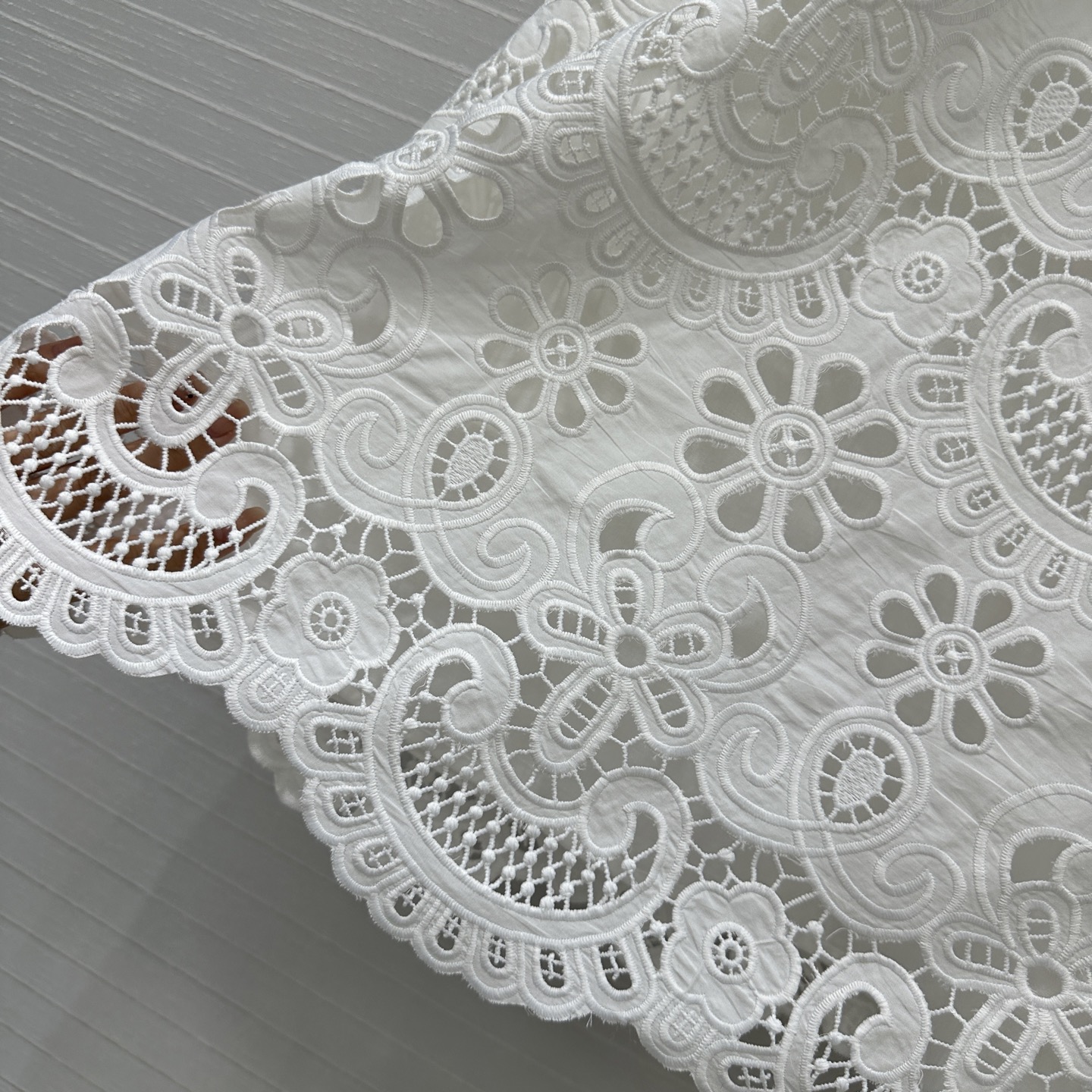 独家首发！高端品质，Vale*系度假风无袖小白裙，徳国机重工定位缕空刺绣法式花㚏，进口丝绵面料拼接亲肤舒