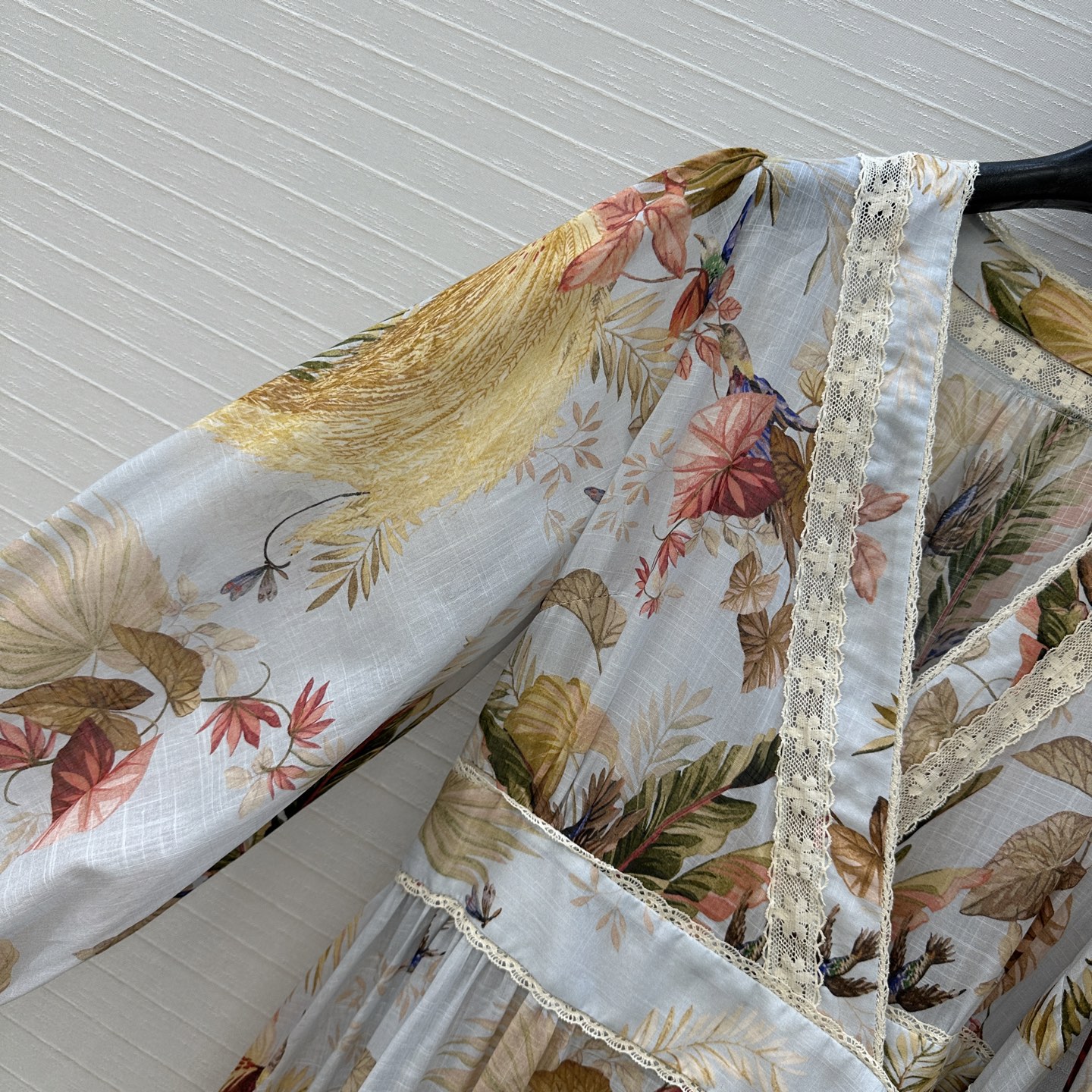 High-End Monolithic Female Outfits with Laced Lanterns and Leafy Details - 图片 3