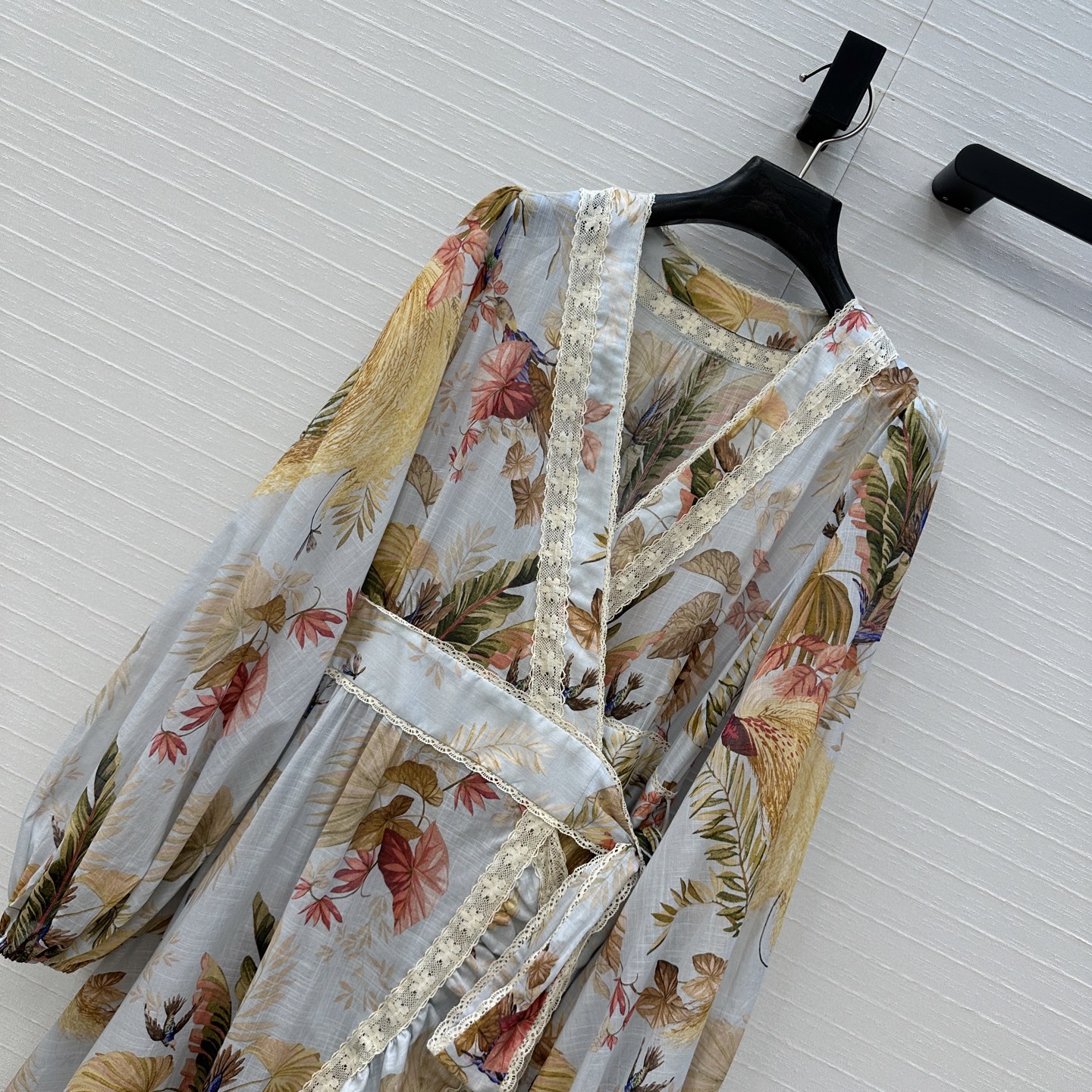 High-End Monolithic Female Outfits with Laced Lanterns and Leafy Details - 图片 2