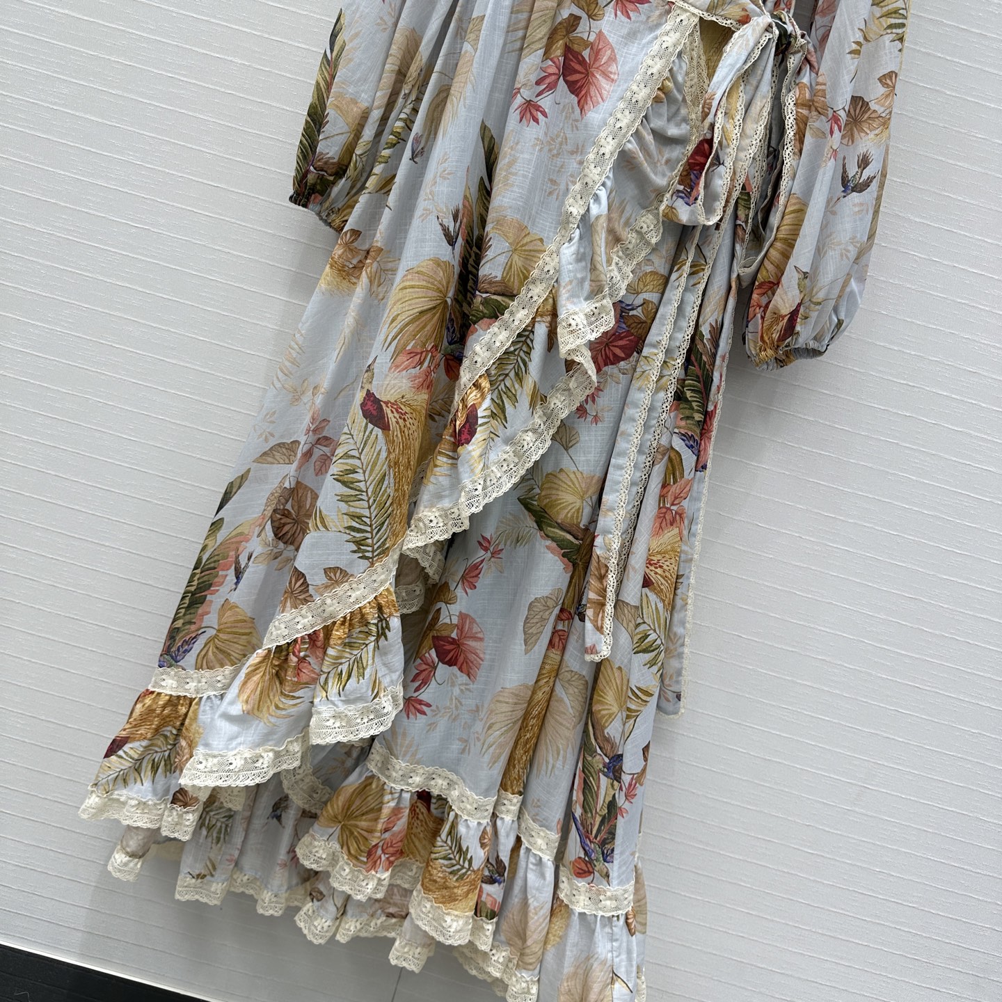High-End Monolithic Female Outfits with Laced Lanterns and Leafy Details - 图片 8