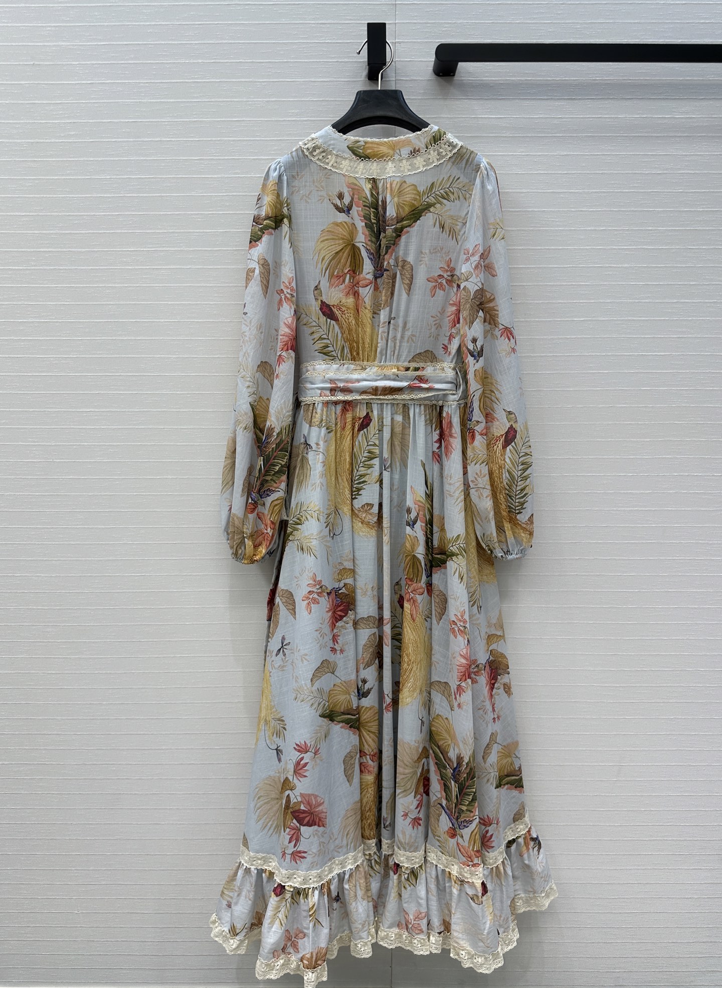 High-End Monolithic Female Outfits with Laced Lanterns and Leafy Details - 图片 9