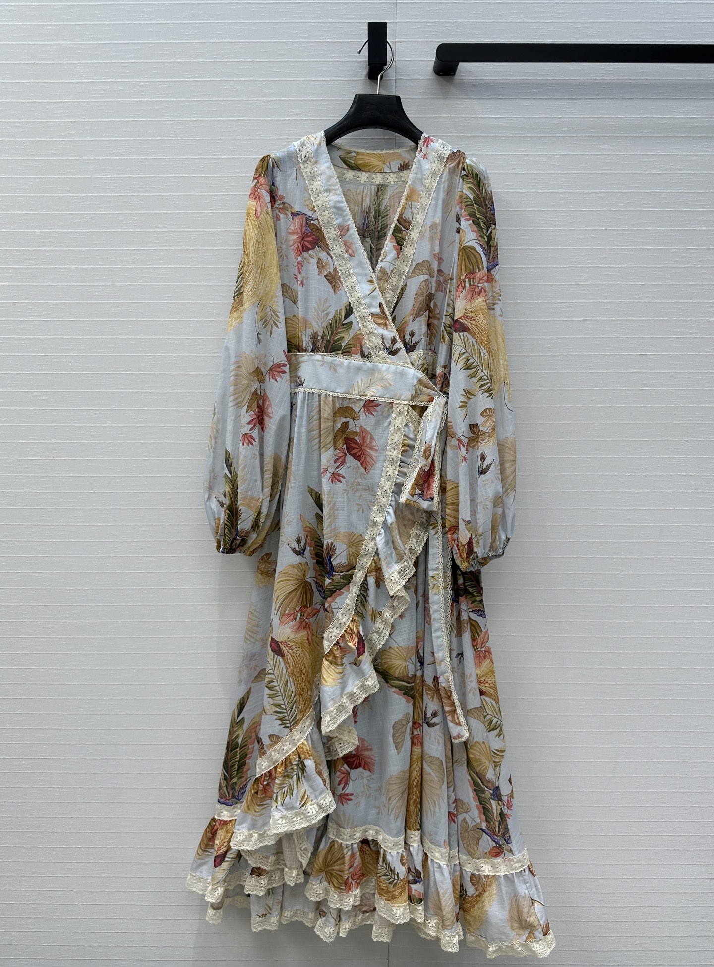 High-End Monolithic Female Outfits with Laced Lanterns and Leafy Details - 图片 1