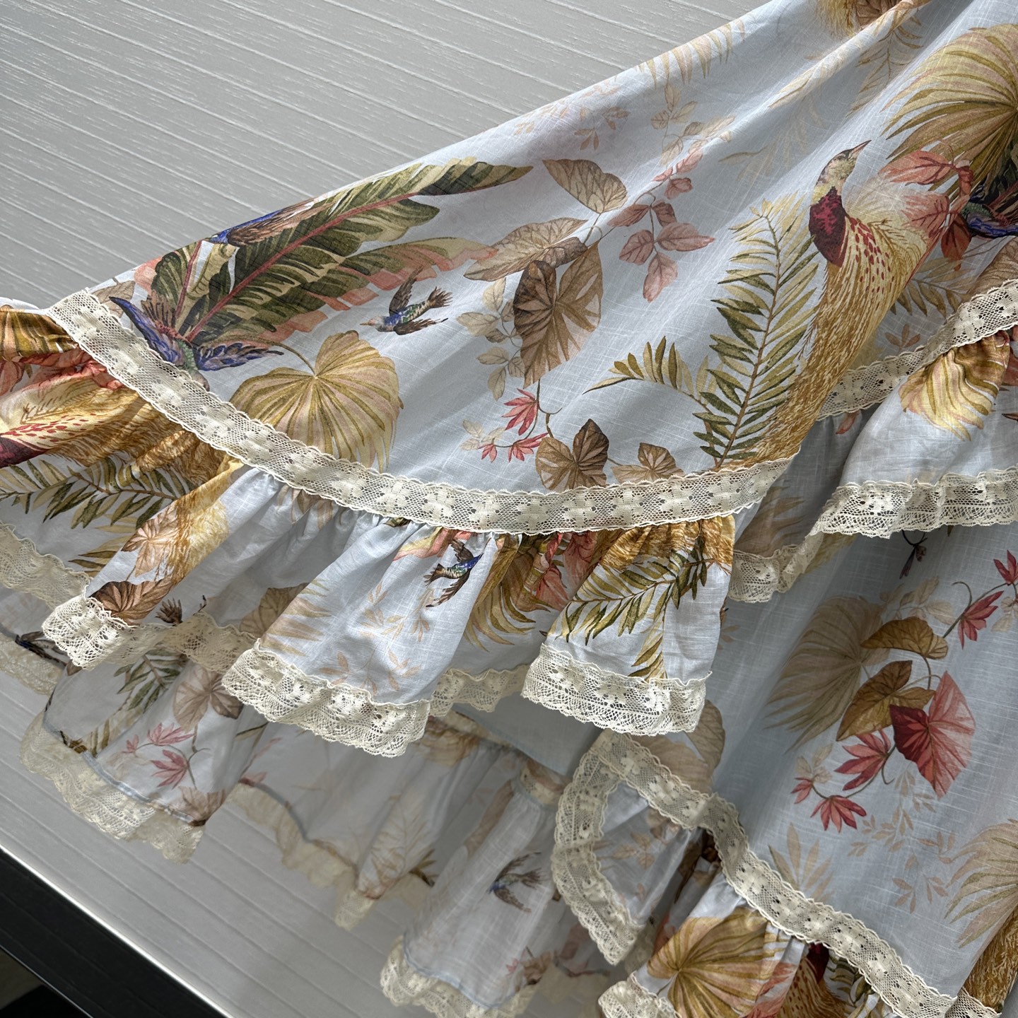 High-End Monolithic Female Outfits with Laced Lanterns and Leafy Details - 图片 7