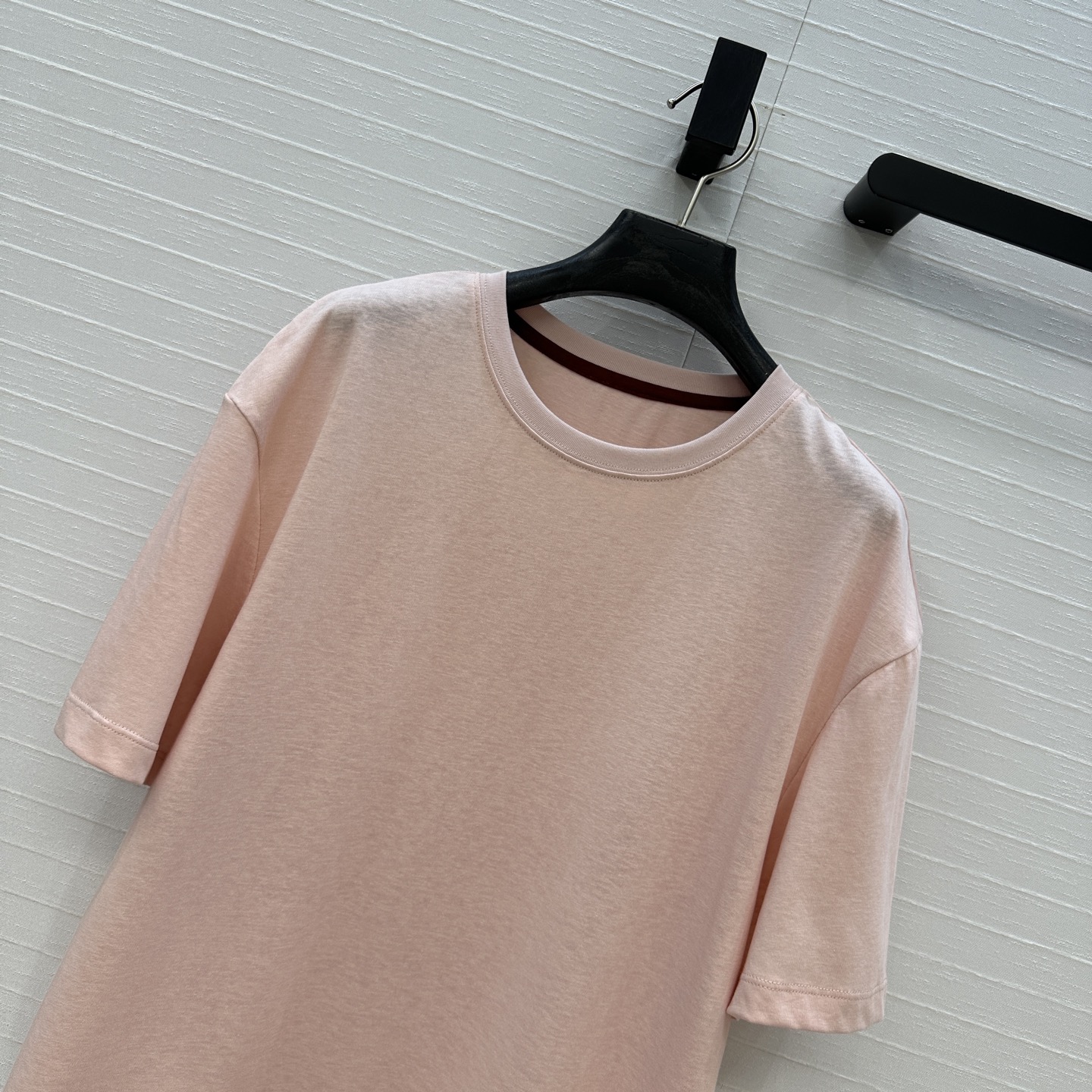 独家首发！原单品质❤️Loro Piana 新品极简老钱休闲风短袖T恤，白富美必入长期主义单品。撞色领条