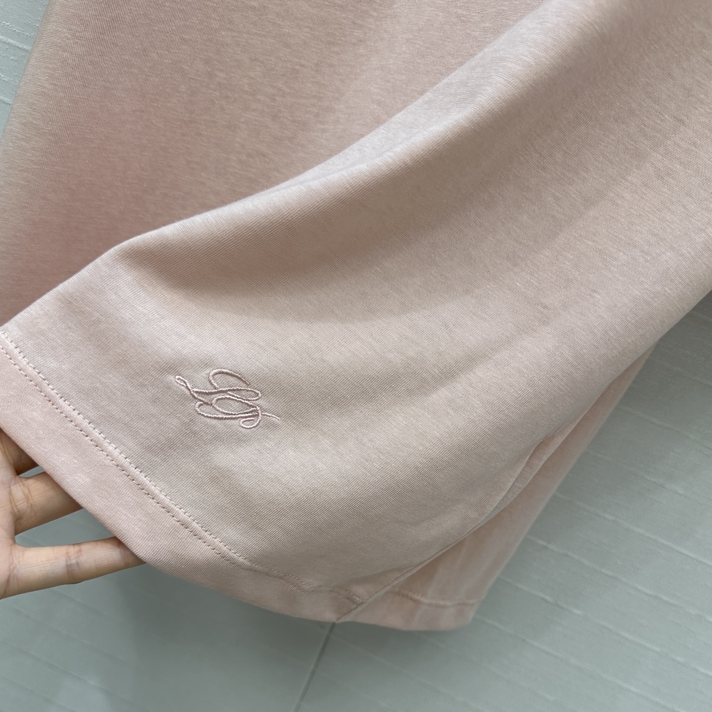 独家首发！原单品质❤️Loro Piana 新品极简老钱休闲风短袖T恤，白富美必入长期主义单品。撞色领条