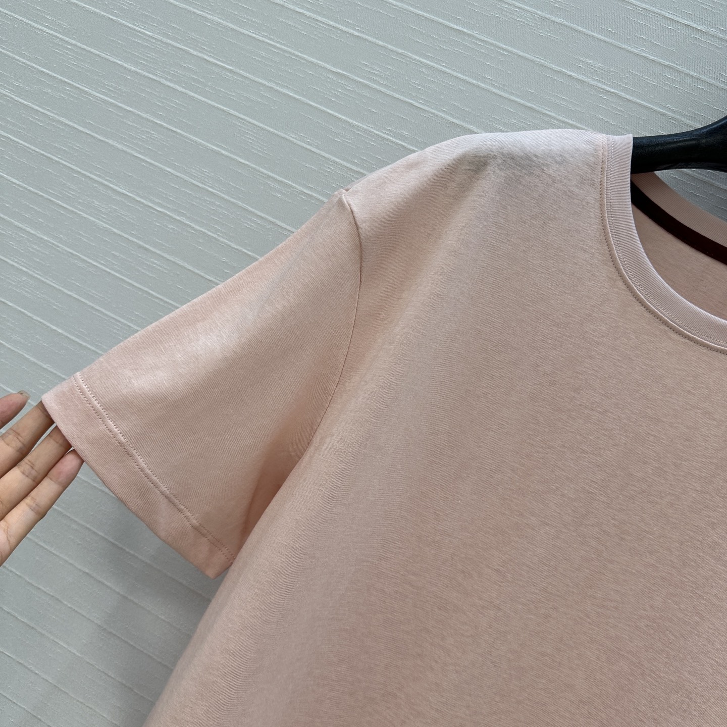 独家首发！原单品质❤️Loro Piana 新品极简老钱休闲风短袖T恤，白富美必入长期主义单品。撞色领条