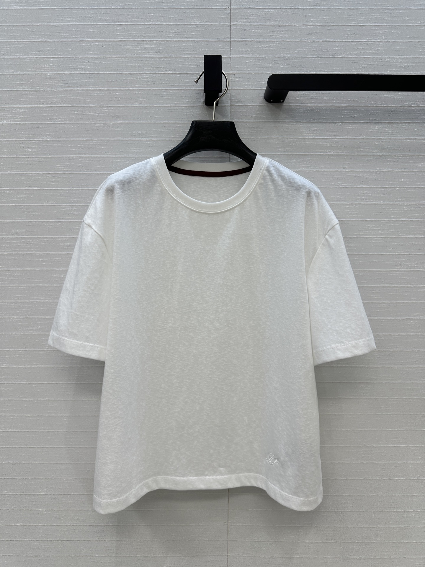 NO:828265,Exclusive first release!  Original quality LP new product minimalist old money casual style short-sleeved T-shirt, white and rich, a must-have long-term item. Contrast color collar outlines the outline of the round neck and positioning logo embroidery to create a simple and elegant aesthetic. The natural texture of pure cotton fabric is light and comfortable. The classic dropped shoulders and loose version are not flattering on the upper body, making it slim and versatile!  Two colors and 3 sizes. Big order coming over!  Size S, shoulder width 49, bust 98, length 58..., women's clothing, loro piana, T-shirt, tees, t-shirt,19860909独家首发！原单品质LP 新品极简老钱休闲风短袖T恤,白富美必入长期主义单品.撞色领条勾勒圆领轮廓 定位logo刺绣打造简约雅致美感,自然肌理感纯棉面料质感轻薄舒适.经典落肩宽松版型不挑人上身显瘦又百搭！两色3码.大单子甩过来！S码,肩宽49,胸围98,衣长58..,女装,loro piana,T-shirt,tees，t-shirt,,Women's clothing