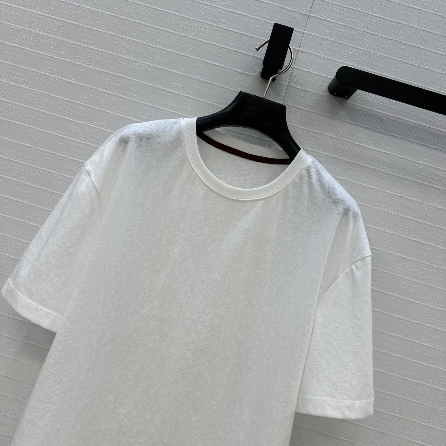 独家首发！原单品质❤️Loro Piana 新品极简老钱休闲风短袖T恤，白富美必入长期主义单品。撞色领条