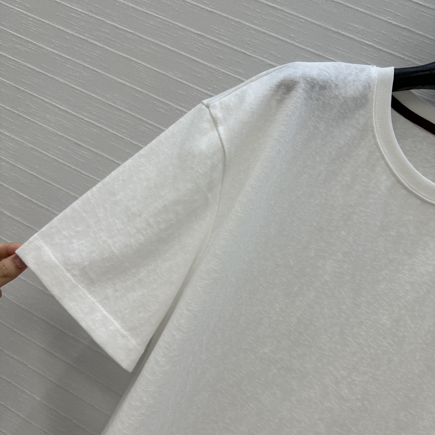独家首发！原单品质❤️Loro Piana 新品极简老钱休闲风短袖T恤，白富美必入长期主义单品。撞色领条