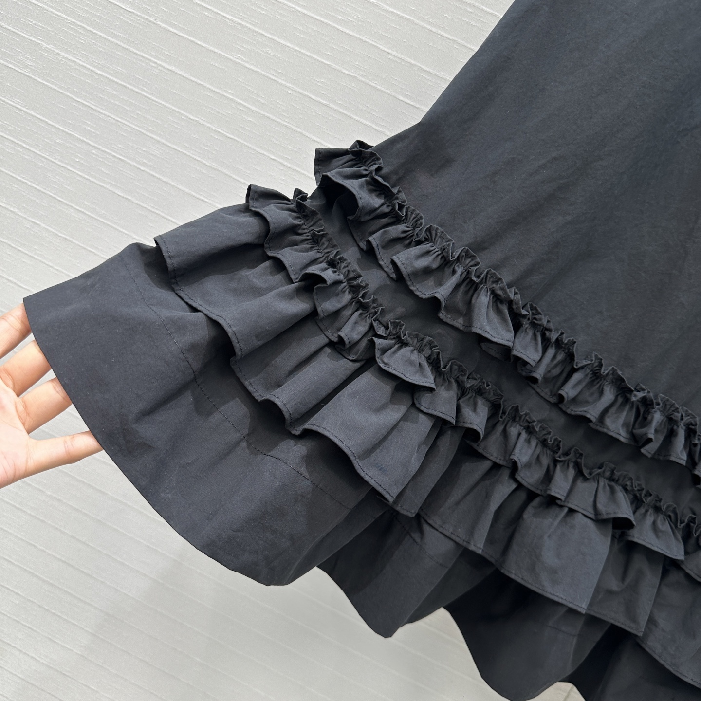 独家首发❤️原单品质，Gan*i25新品少女系穿搭！U领无袖黑色连衣裙！定制荷叶花边褶皱工艺设计层次感裙