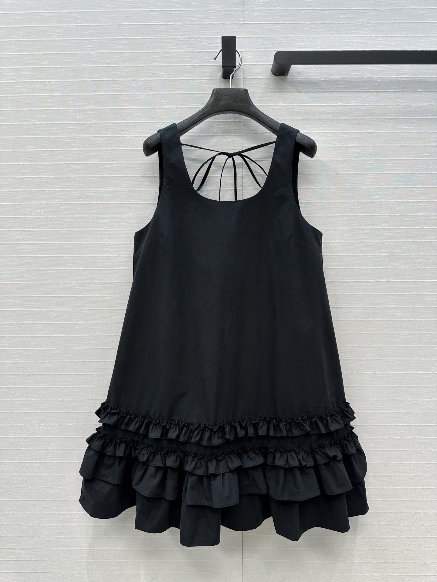 独家首发❤️原单品质，Gan*i25新品少女系穿搭！U领无袖黑色连衣裙！定制荷叶花边褶皱工艺设计层次感裙