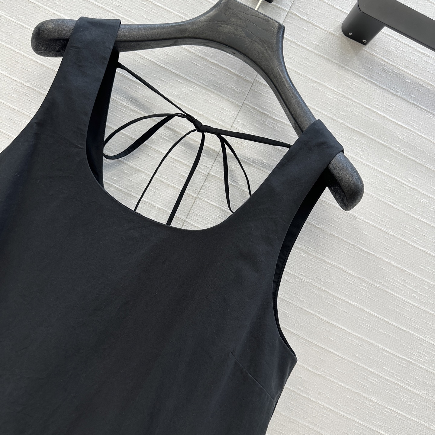 独家首发❤️原单品质，Gan*i25新品少女系穿搭！U领无袖黑色连衣裙！定制荷叶花边褶皱工艺设计层次感裙