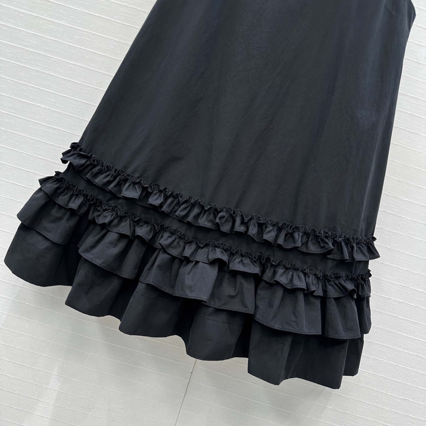 独家首发❤️原单品质，Gan*i25新品少女系穿搭！U领无袖黑色连衣裙！定制荷叶花边褶皱工艺设计层次感裙