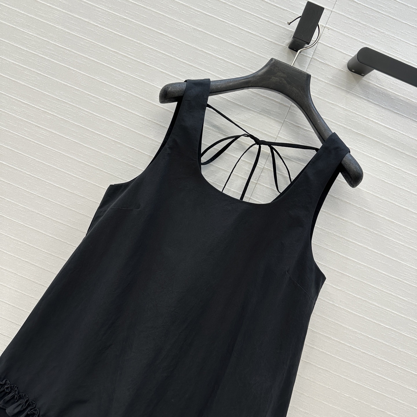 独家首发❤️原单品质，Gan*i25新品少女系穿搭！U领无袖黑色连衣裙！定制荷叶花边褶皱工艺设计层次感裙