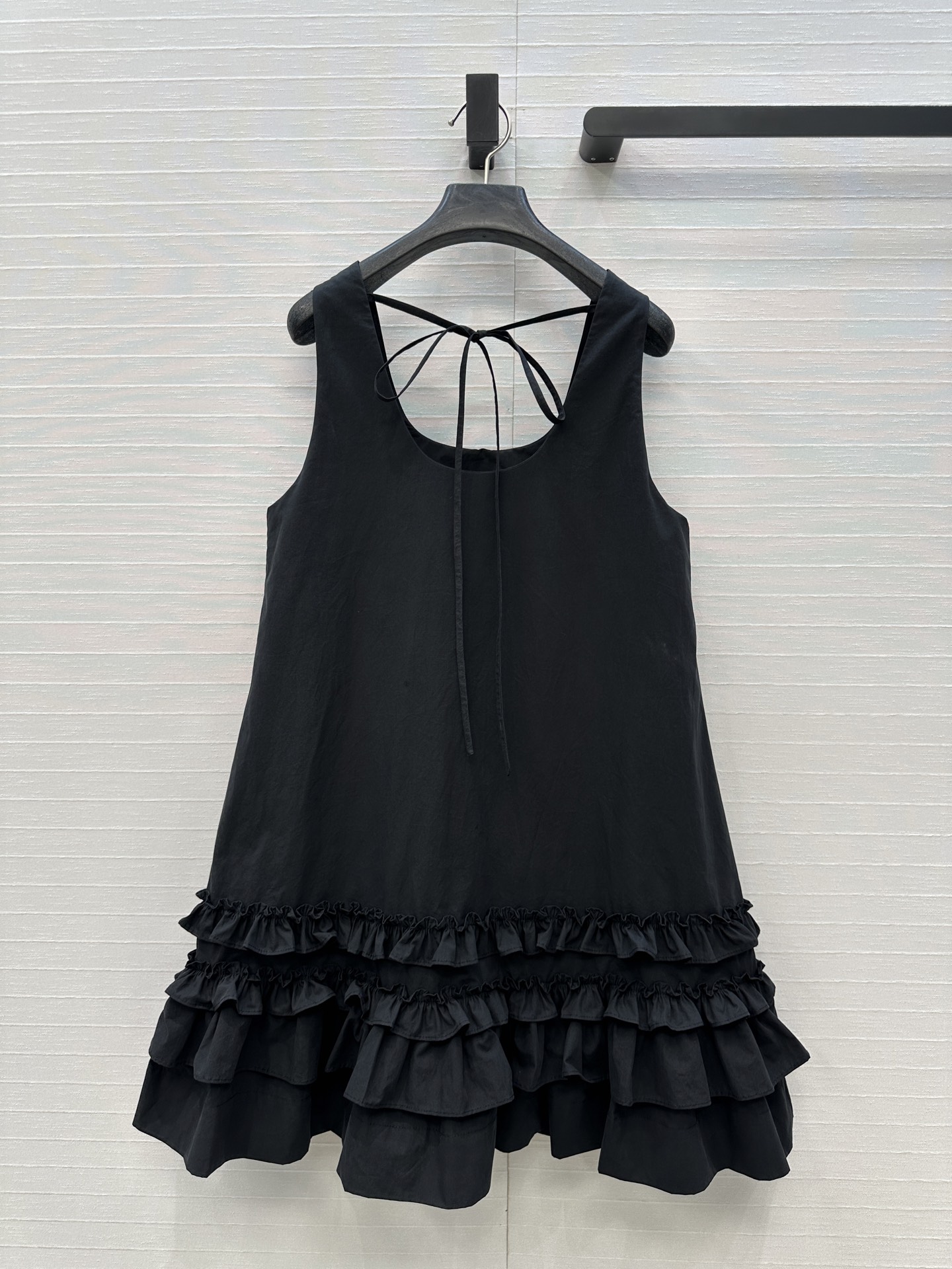 独家首发❤️原单品质，Gan*i25新品少女系穿搭！U领无袖黑色连衣裙！定制荷叶花边褶皱工艺设计层次感裙