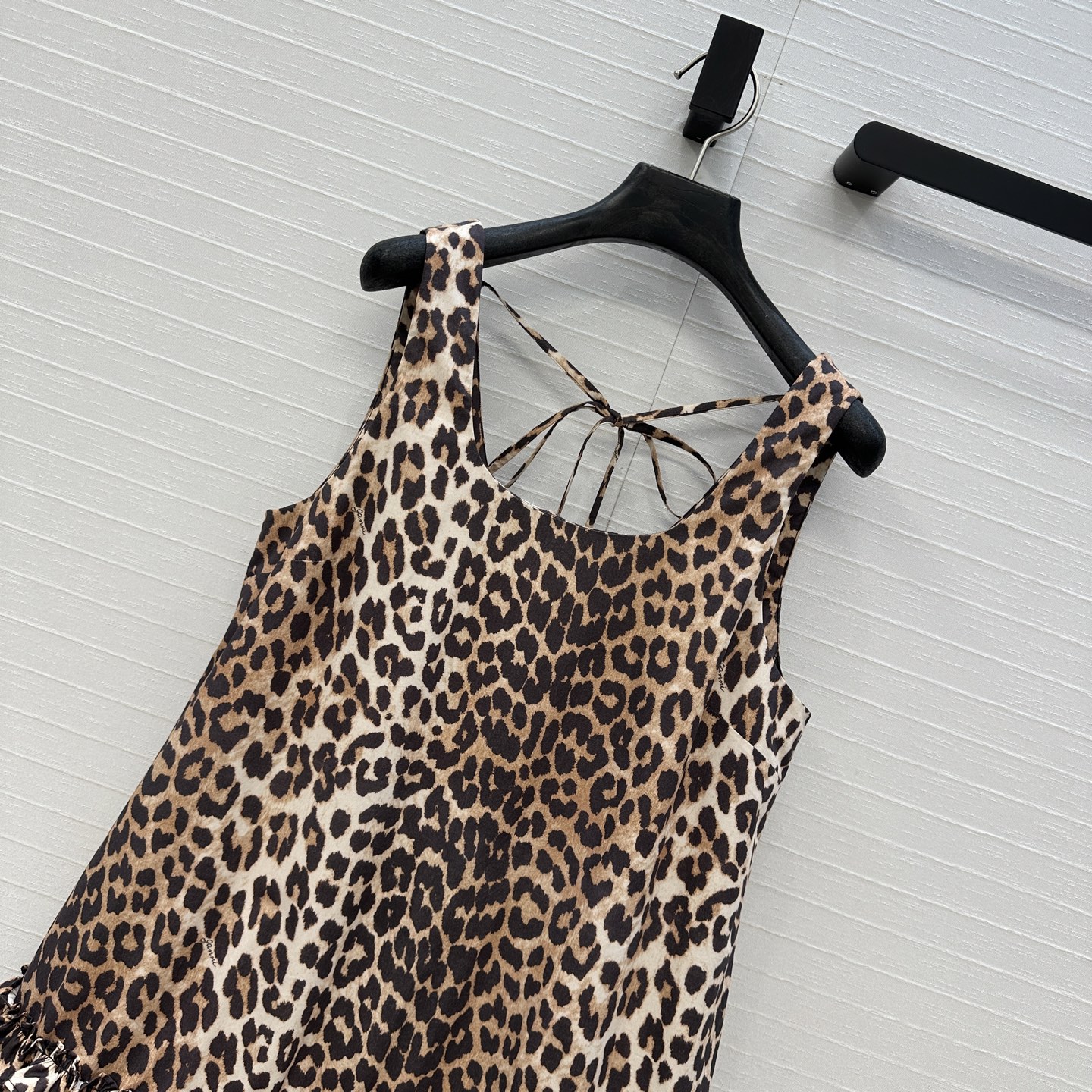 独家首发❤️原单品质，Gan*i25新品甜酷风穿搭，豹纹印花U字领连衣裙！定制荷叶花边褶皱工艺设计层次感