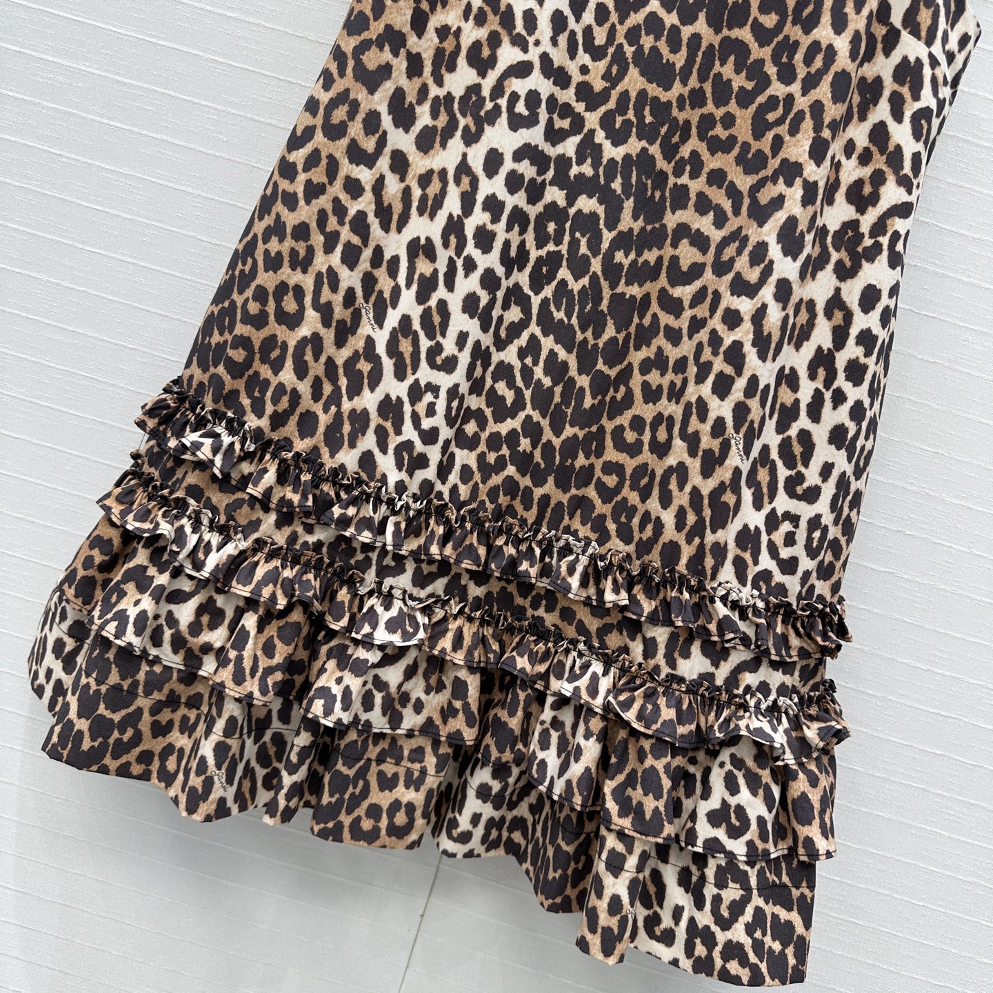 独家首发❤️原单品质，Gan*i25新品甜酷风穿搭，豹纹印花U字领连衣裙！定制荷叶花边褶皱工艺设计层次感