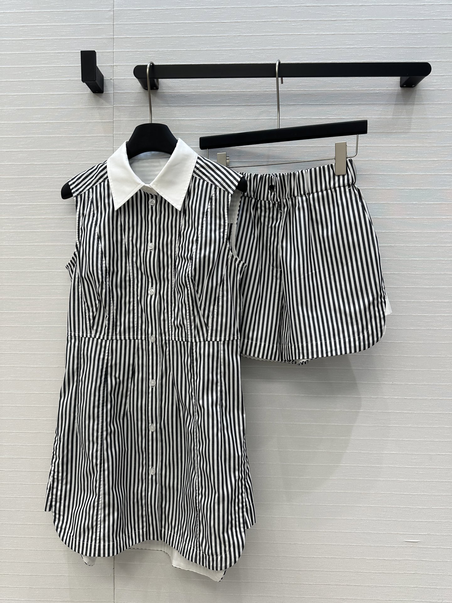 Stylish Female Summer Suit with Air-Conditioning Recommendation for Maximum Comfort
