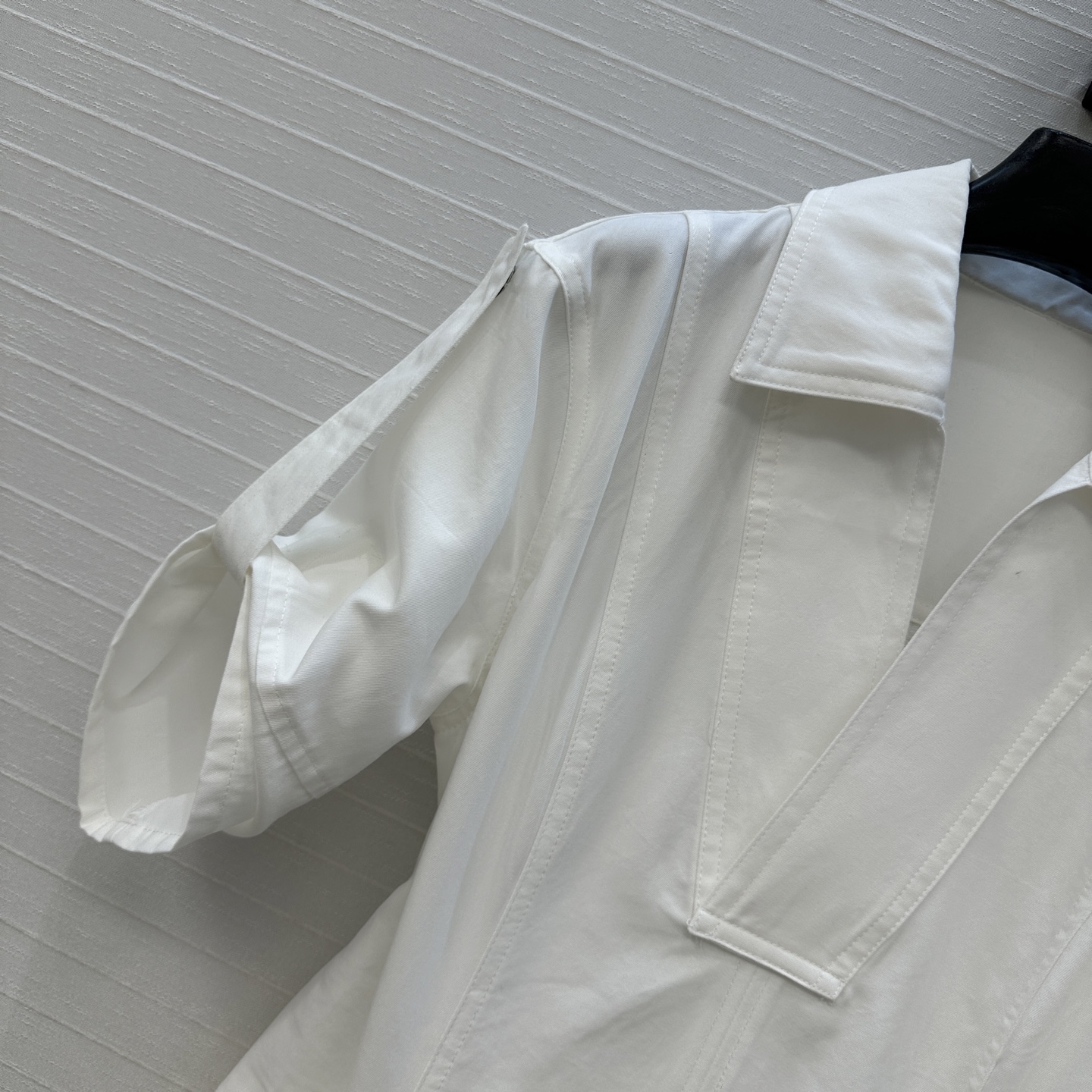 Bv’s Summer V-Collar Dress: Elegant and Lax Design with Hard-Core Appeal - 图片 3