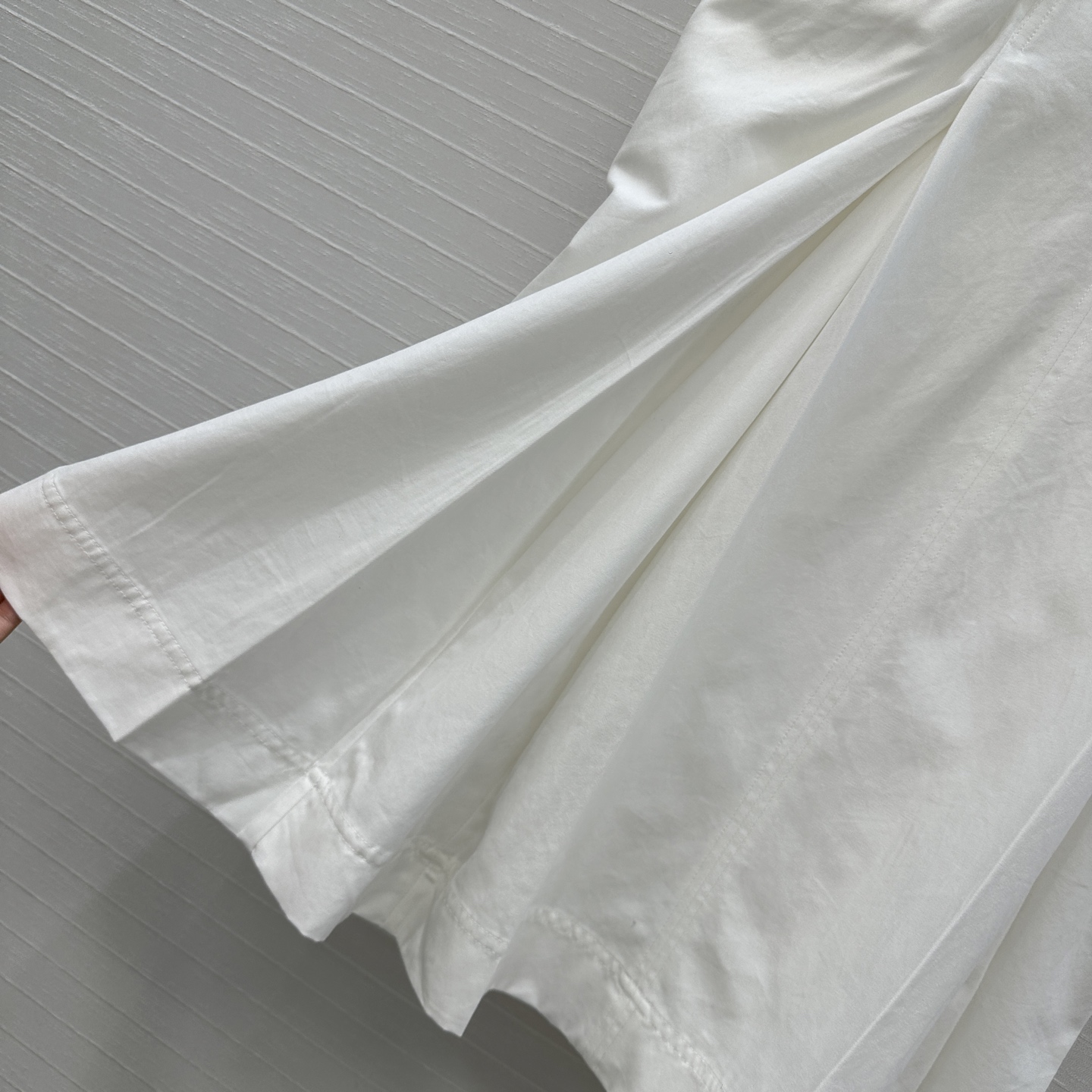 Bv’s Summer V-Collar Dress: Elegant and Lax Design with Hard-Core Appeal - 图片 6