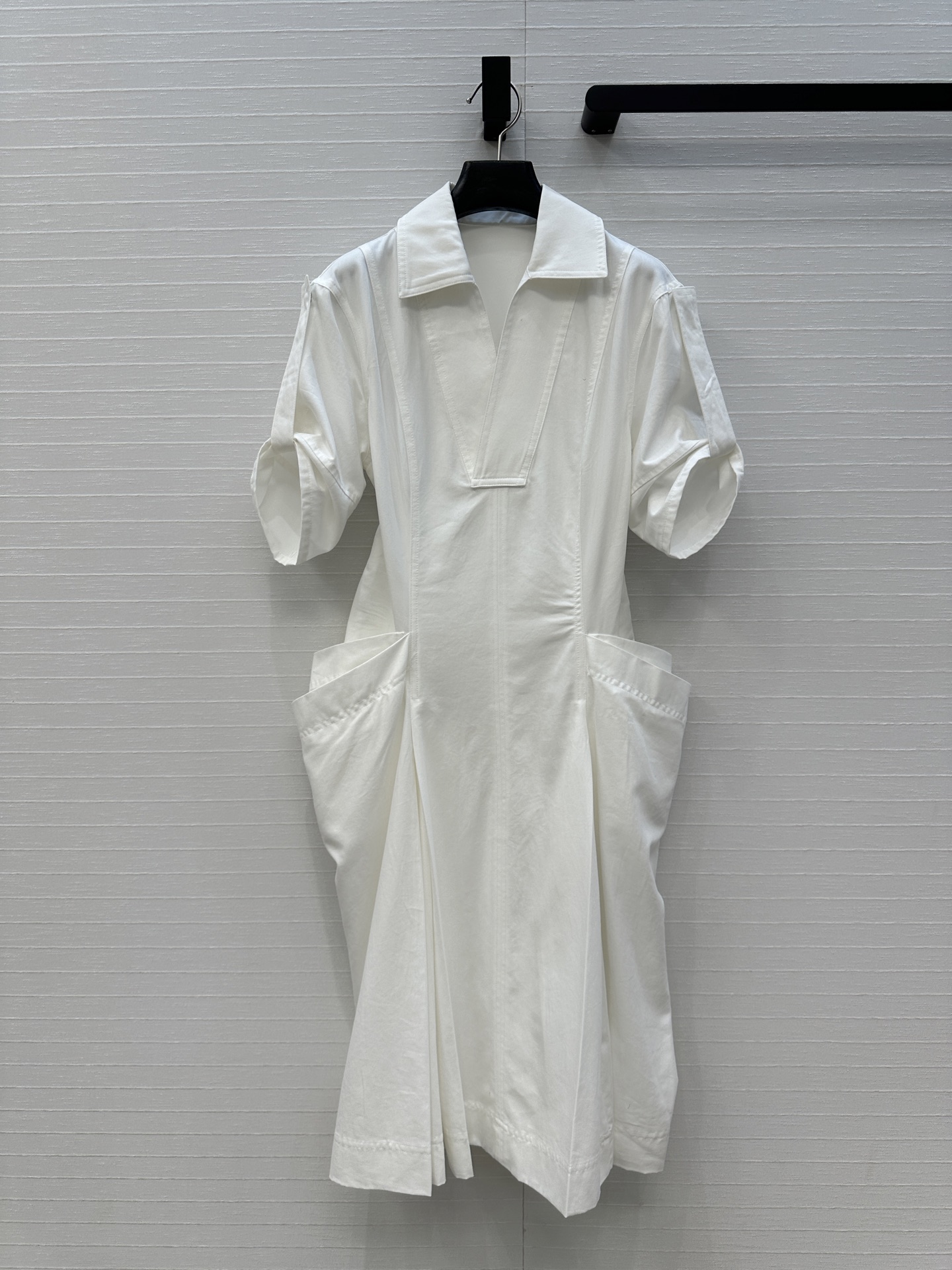 Bv’s Summer V-Collar Dress: Elegant and Lax Design with Hard-Core Appeal - 图片 1