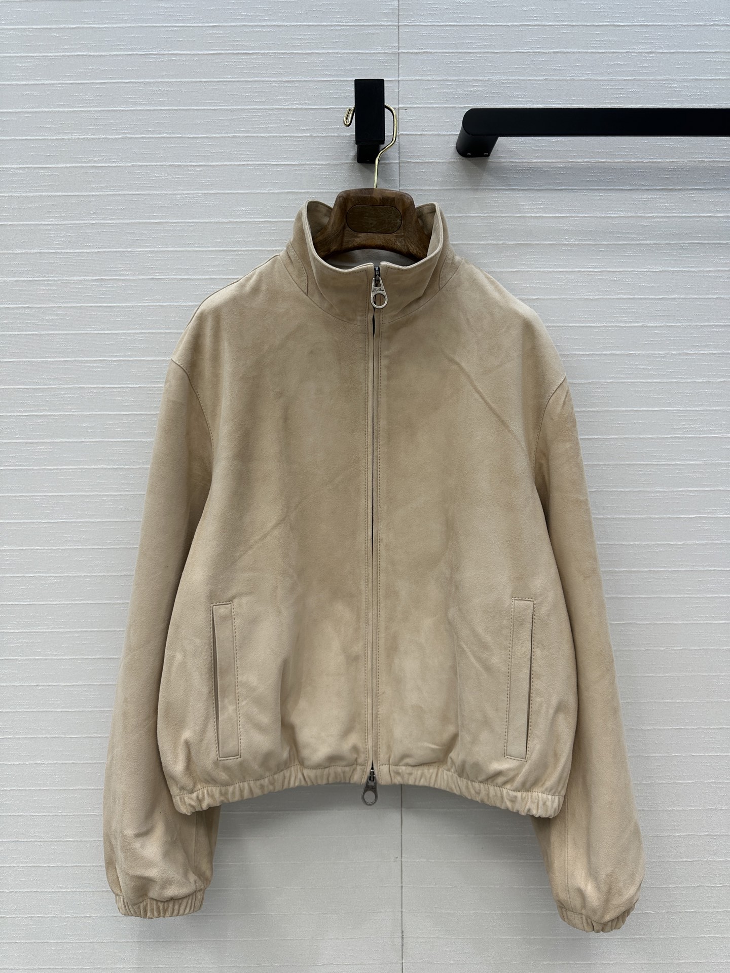 NO:945338,The exclusive first release of high-end original quality 25ss new early autumn products!  LP old money style long-term bomber jacket deerskin velvet jacket!  Look for the quality of our high-end closed velvet craftsmanship!  Imported suede lambskin!  It is a high-end item with elegant stand-up collar and dropped shoulders. It has a lazy and casual style. Customized hardware accessories are full of details, and the low-key luxury design is awesome!  Highly recommended as a versatile item to keep for yourself!  Perfect workmanship quality depends on the details, two colors, size 3.36, shoulder width 45, bust 110, length 53., women's clothing, loro piana, jackets & coats, jackets & coats, sheepskin, chamois leather,19860909独家首发高端原单品质25ss早秋新品！LP老钱风穿搭长期主义飞行员夹克鹿皮绒外套！认准我家高定闭绒工艺品质！进口麂皮绒小羊皮！气质立领落肩版型慵懒随性的高级单品.定制五金配件细节感满满,低调奢华设计感超赞！强烈推荐自留百搭单品！完美做工品质看细节,两色3码.36码,肩宽45,胸围110,衣长53.,女装,loro piana,jackets & coats,jackets & coats,sheepskin,chamois leather,,Women's clothing