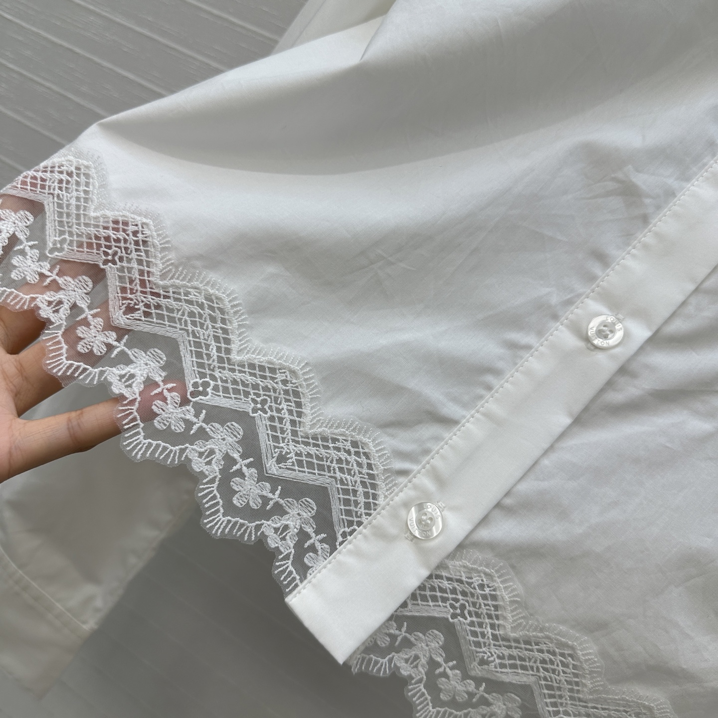 Review: P552 Women’s Suit Recommends Luis V* Navigatorial Monogram Lace Shirts - 图片 4