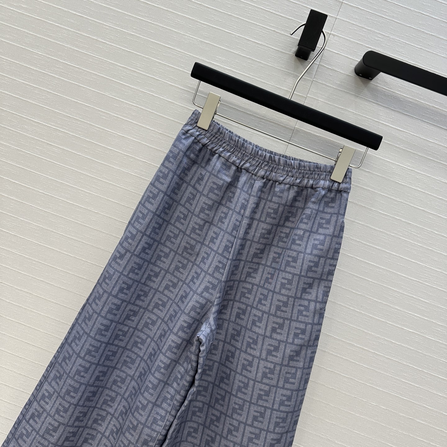 强烈推荐❤️Fen* 25新品 经典老花FF字母印花蓝色长裤！轻薄棉麻面料柔软舒适，经典松紧腰设计直筒阔