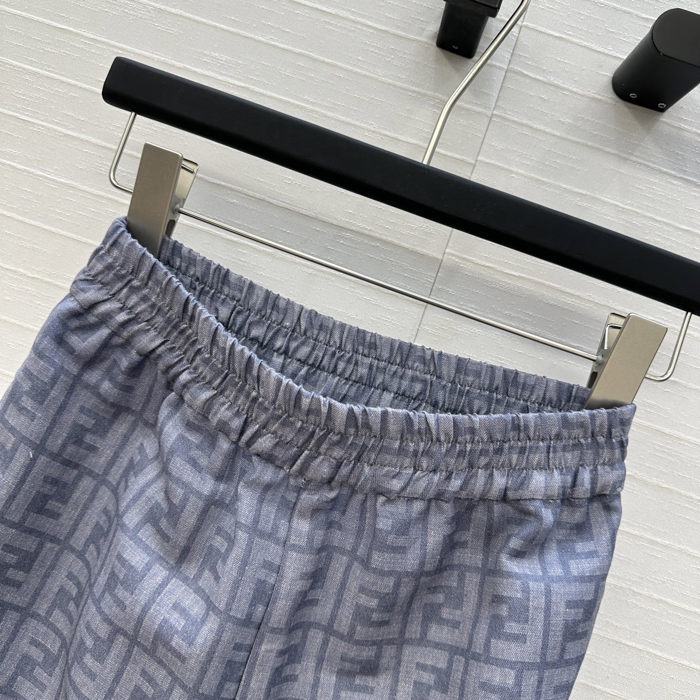 强烈推荐❤️Fen* 25新品 经典老花FF字母印花蓝色长裤！轻薄棉麻面料柔软舒适，经典松紧腰设计直筒阔