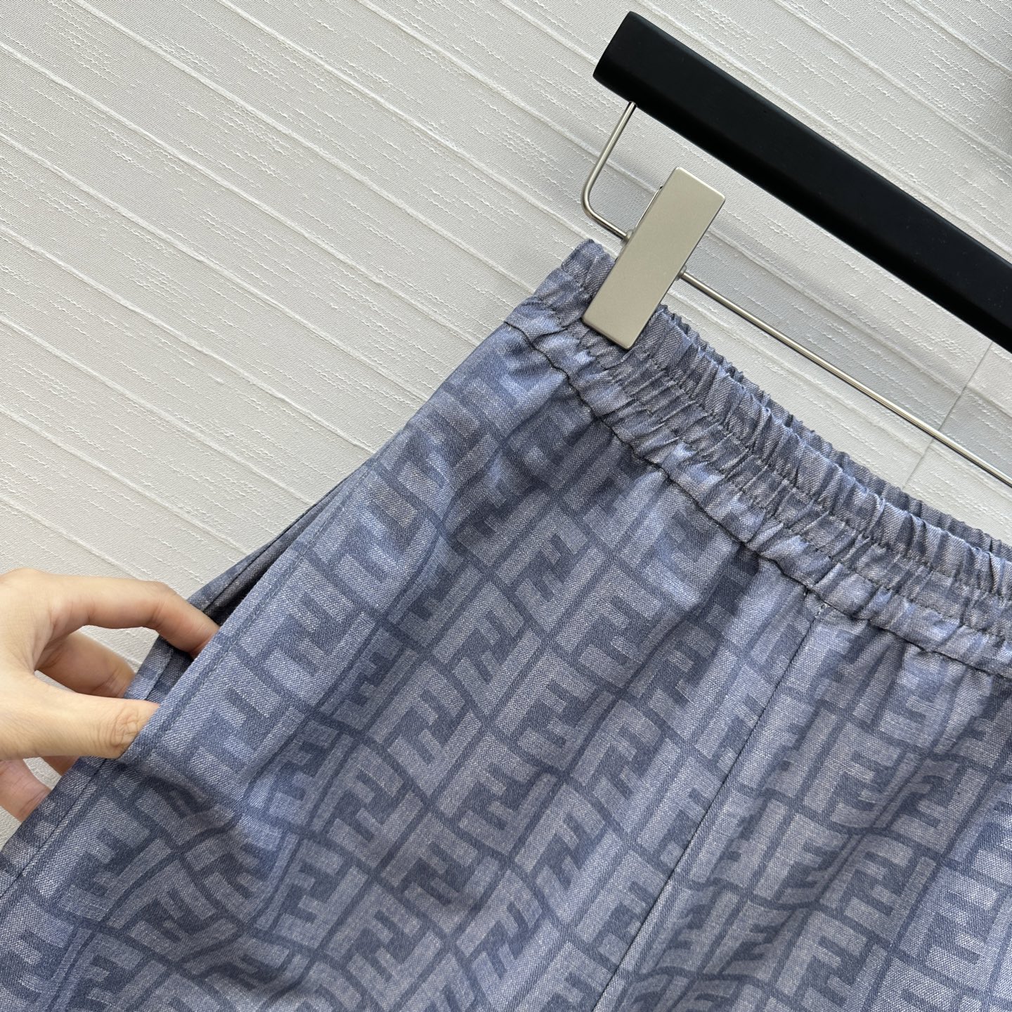 强烈推荐❤️Fen* 25新品 经典老花FF字母印花蓝色长裤！轻薄棉麻面料柔软舒适，经典松紧腰设计直筒阔