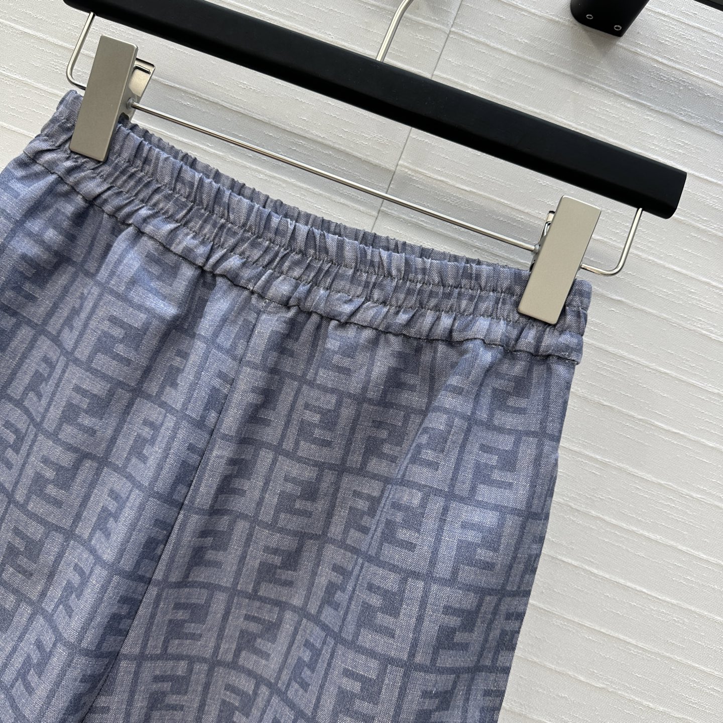 强烈推荐❤️Fen* 25新品 经典老花FF字母印花蓝色长裤！轻薄棉麻面料柔软舒适，经典松紧腰设计直筒阔