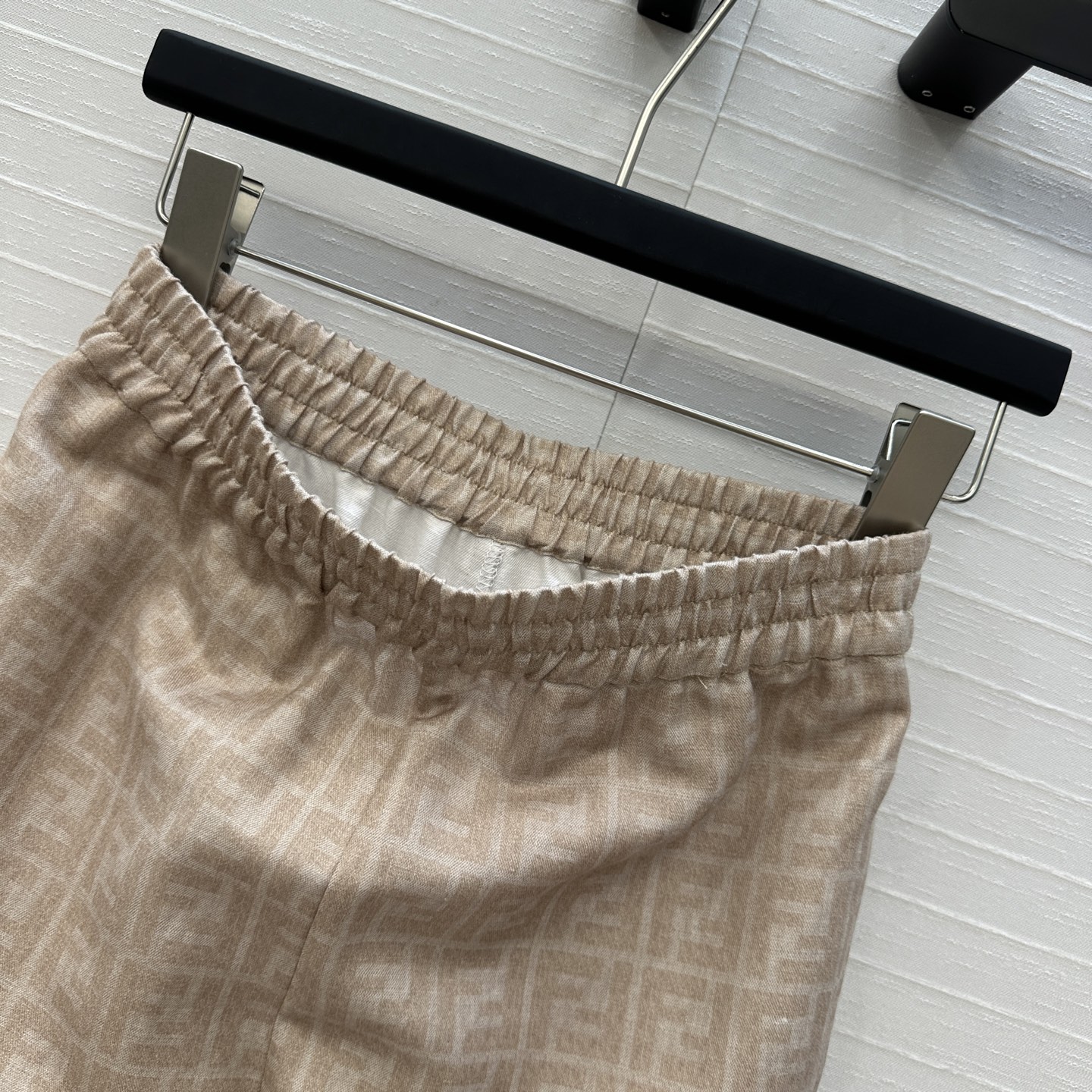 强烈推荐❤️Fen* 25新品 经典老花FF字母印花蓝色长裤！轻薄棉麻面料柔软舒适，经典松紧腰设计直筒阔