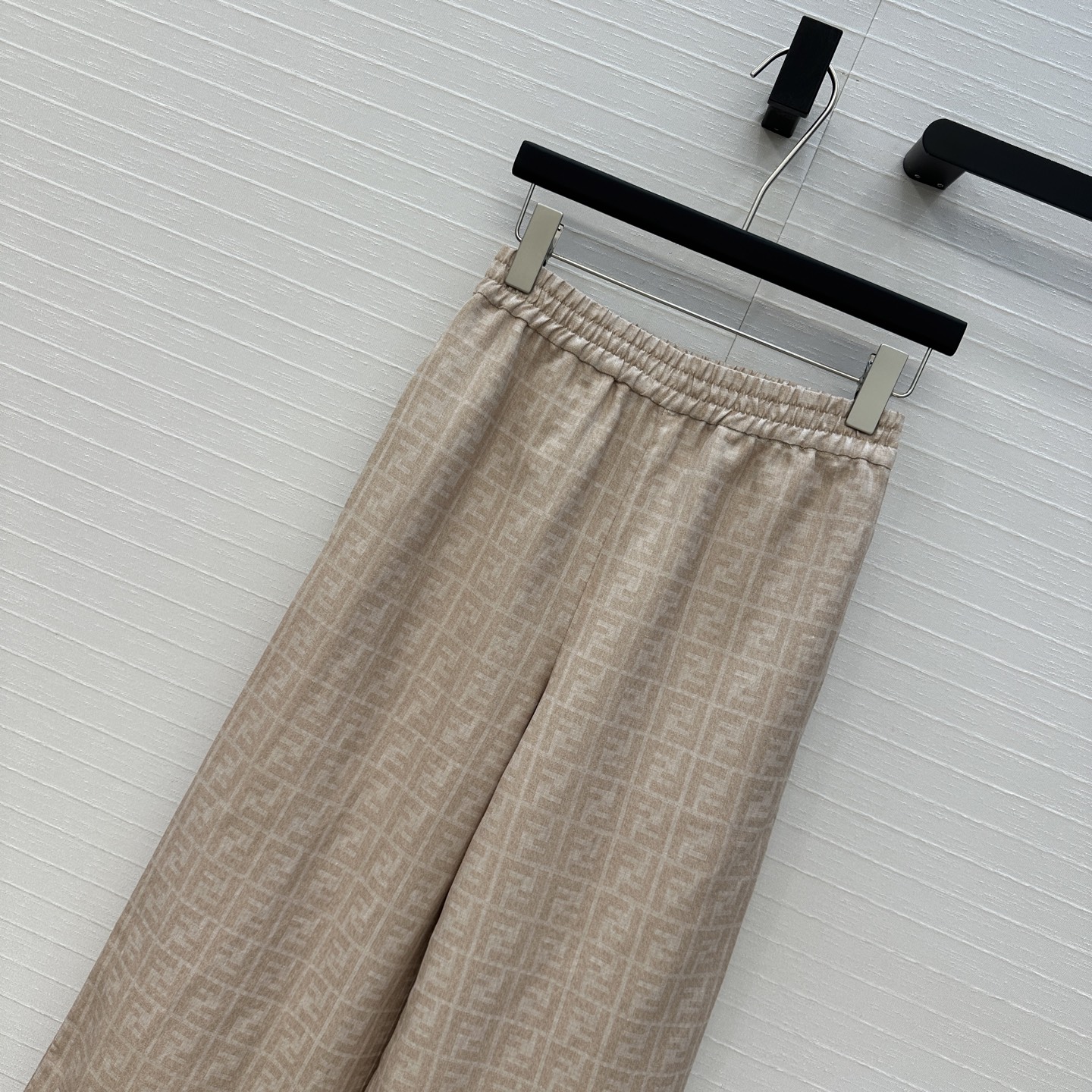 强烈推荐❤️Fen* 25新品 经典老花FF字母印花蓝色长裤！轻薄棉麻面料柔软舒适，经典松紧腰设计直筒阔