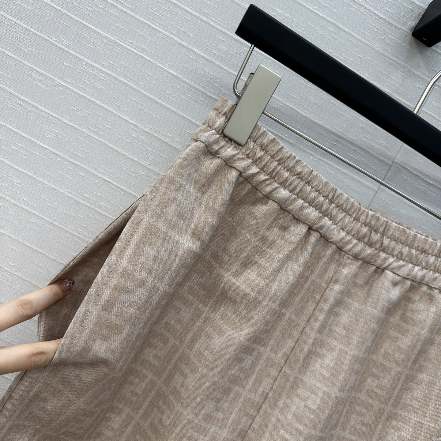 强烈推荐❤️Fen* 25新品 经典老花FF字母印花蓝色长裤！轻薄棉麻面料柔软舒适，经典松紧腰设计直筒阔