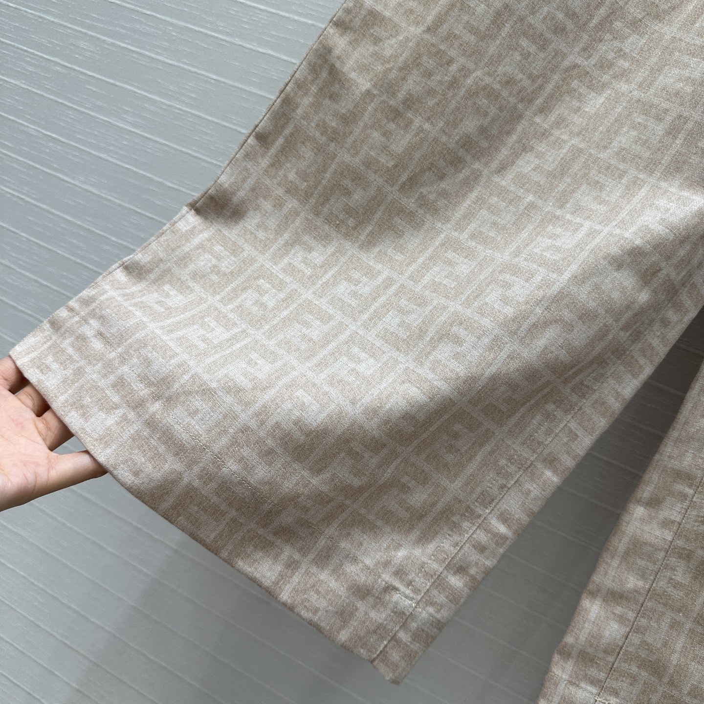 强烈推荐❤️Fen* 25新品 经典老花FF字母印花蓝色长裤！轻薄棉麻面料柔软舒适，经典松紧腰设计直筒阔