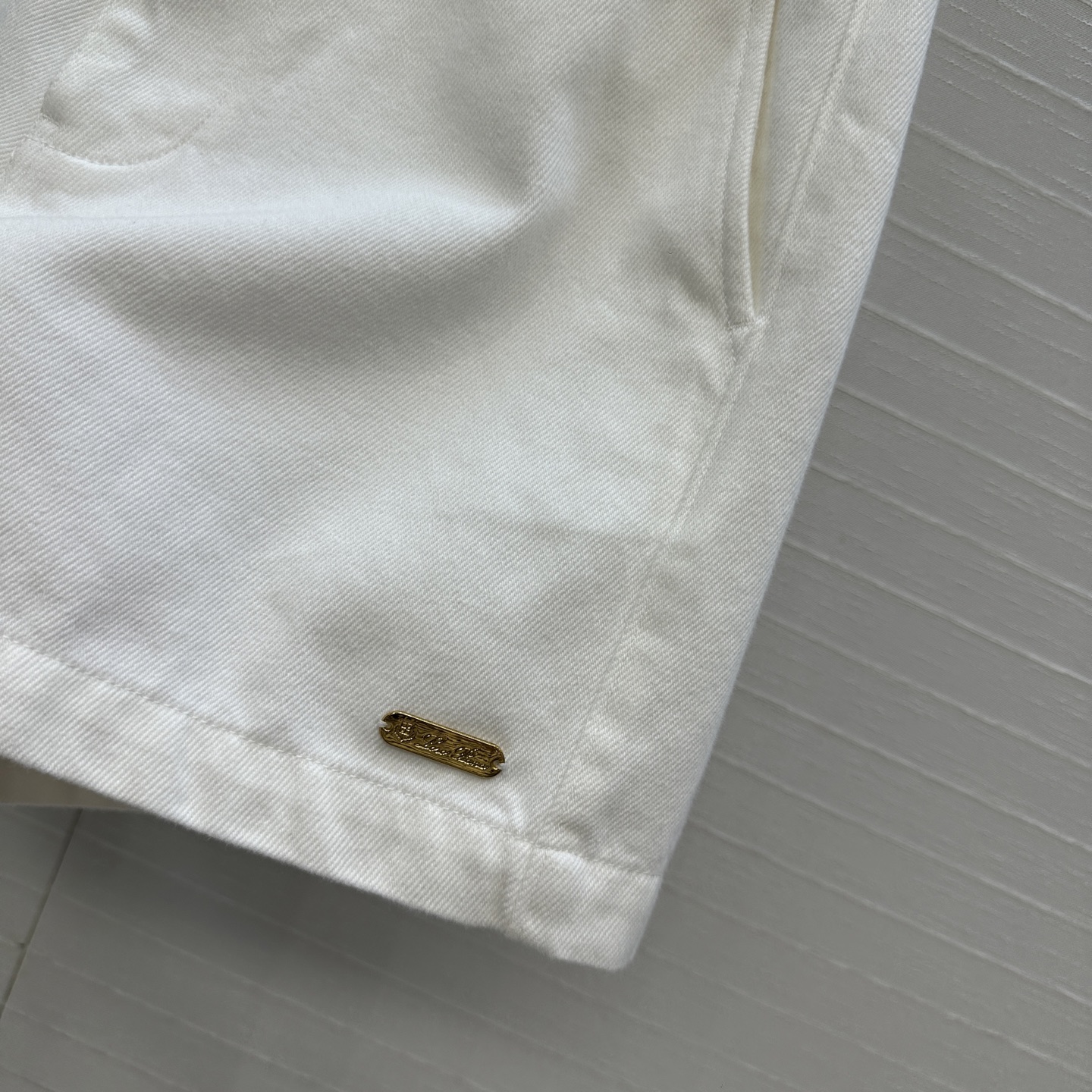 High-Quality Hardcore Women’s Suit: Classic High Waist Style with Metal Logo Details. - 图片 8