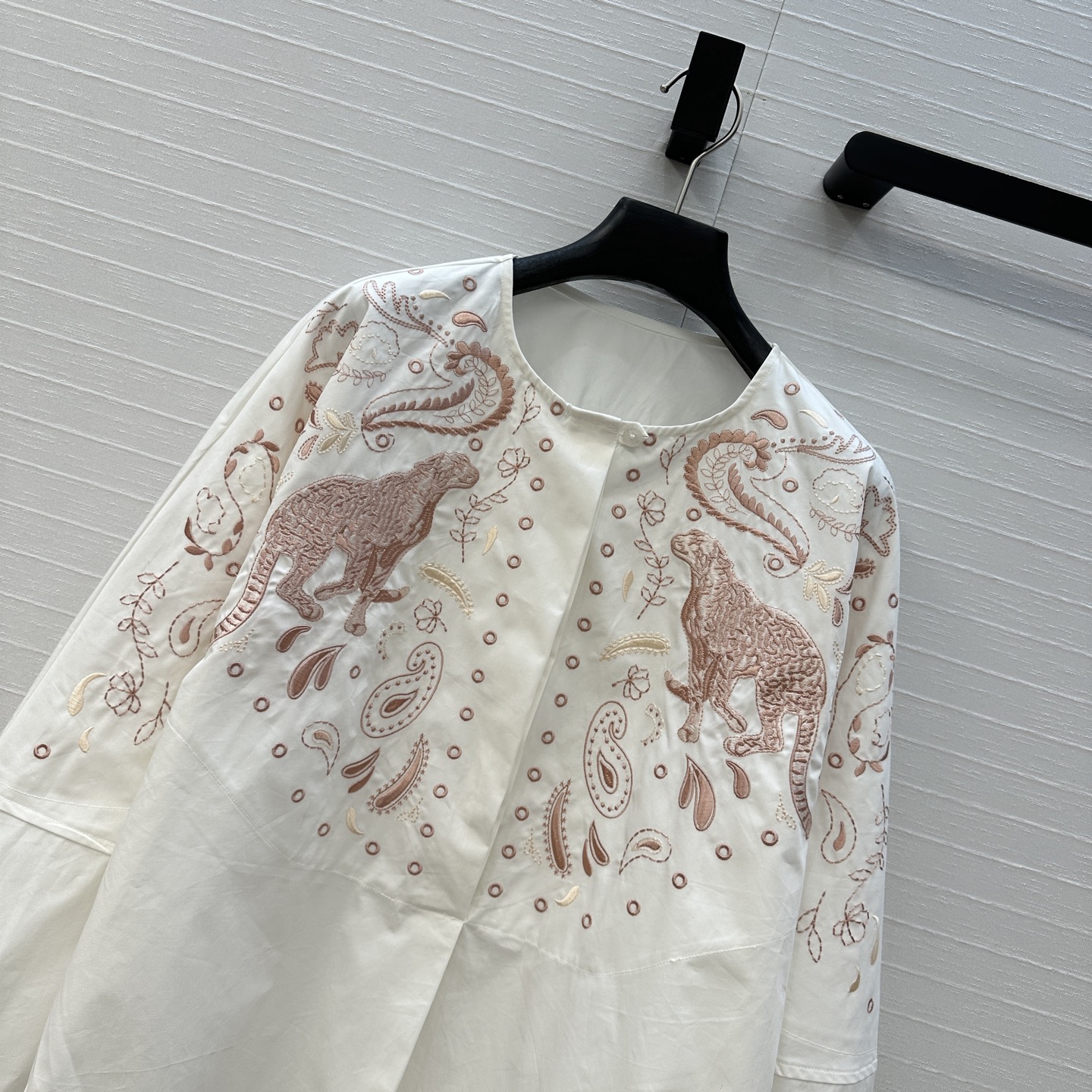 “Original Hard-Core Women’s Suit with New H25 Holiday Style: Arleslene Embroidered Shirts and Recreational Shorts” - 图片 3