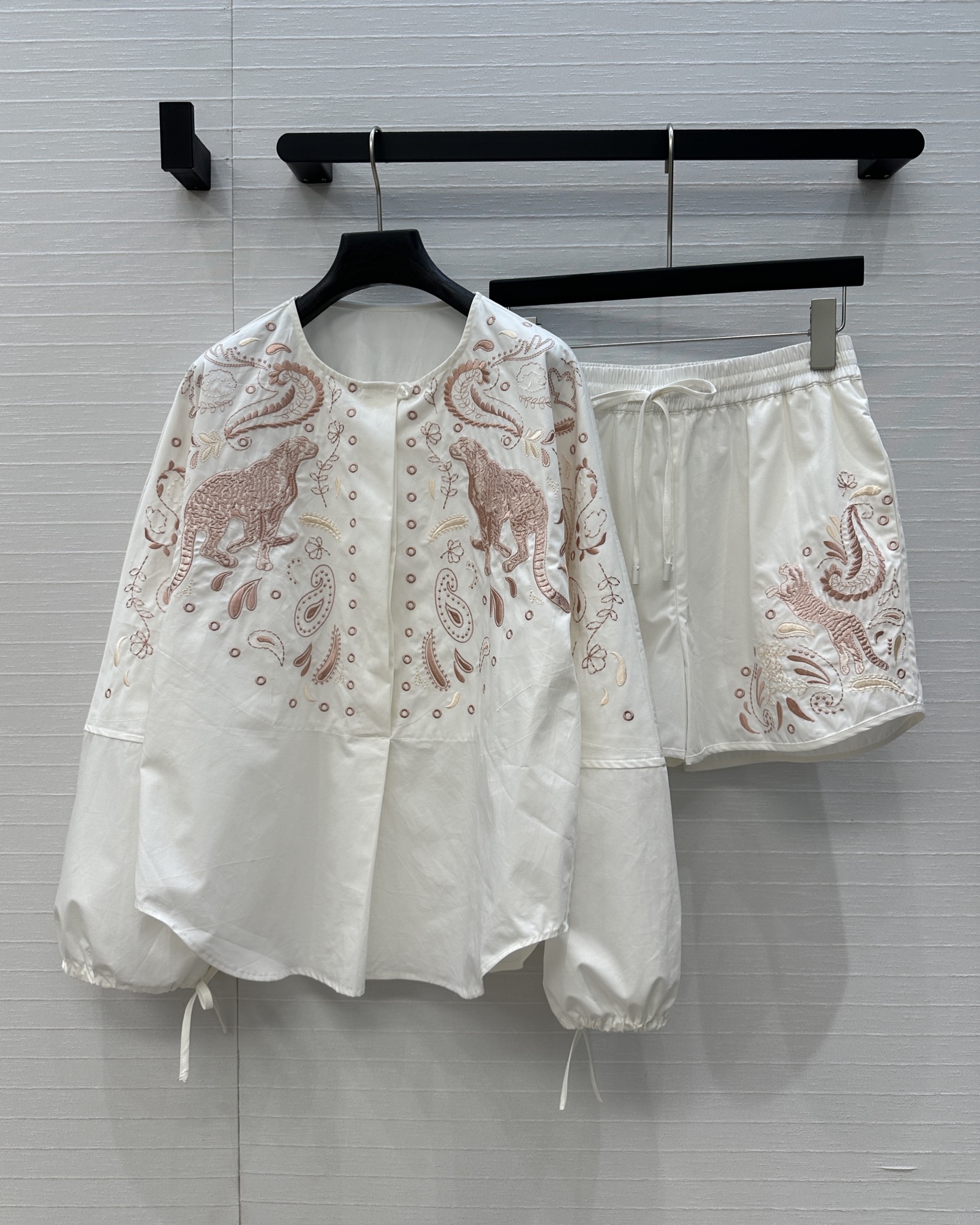 “Original Hard-Core Women’s Suit with New H25 Holiday Style: Arleslene Embroidered Shirts and Recreational Shorts”