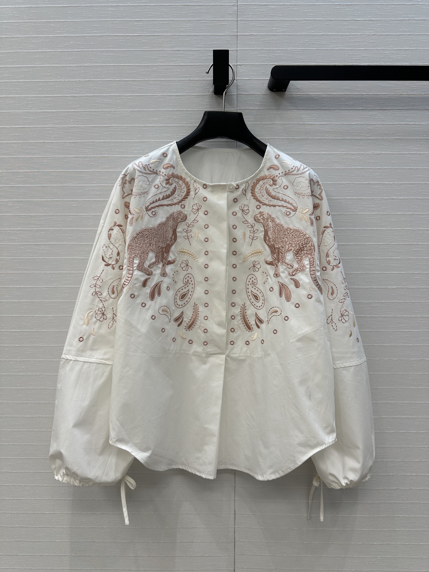 “Original Hard-Core Women’s Suit with New H25 Holiday Style: Arleslene Embroidered Shirts and Recreational Shorts” - 图片 2