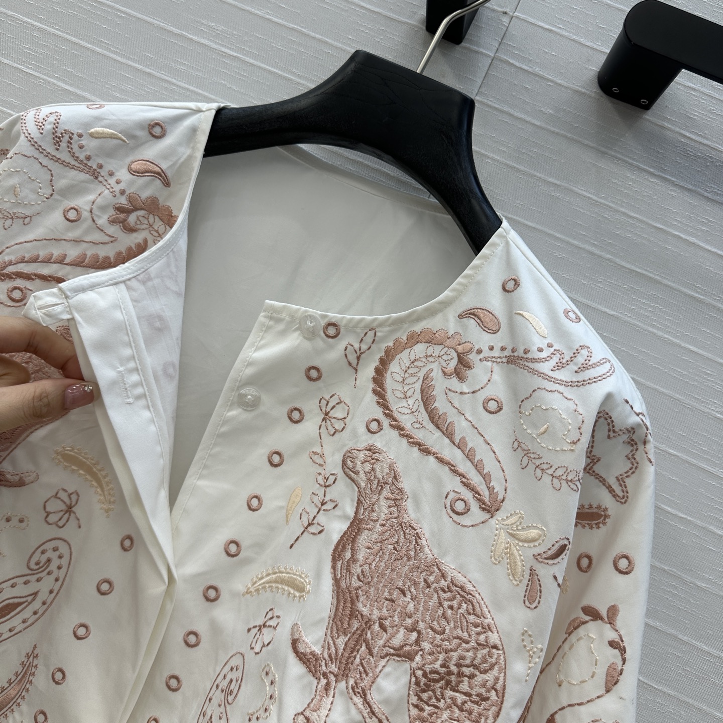 “Original Hard-Core Women’s Suit with New H25 Holiday Style: Arleslene Embroidered Shirts and Recreational Shorts” - 图片 5