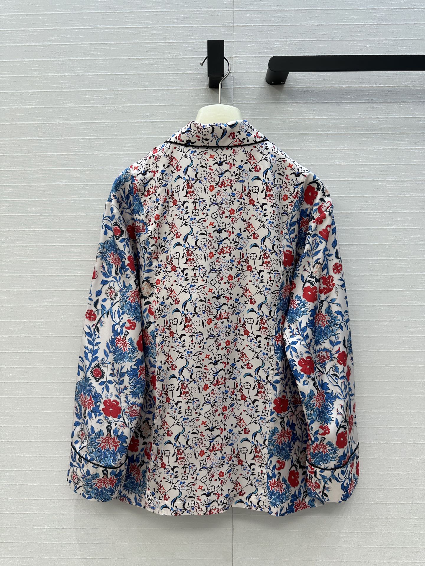 “Louis v. Sea Island Holiday Series Women’s Silk Suit: Classic Fashion Recommendation” - 图片 8
