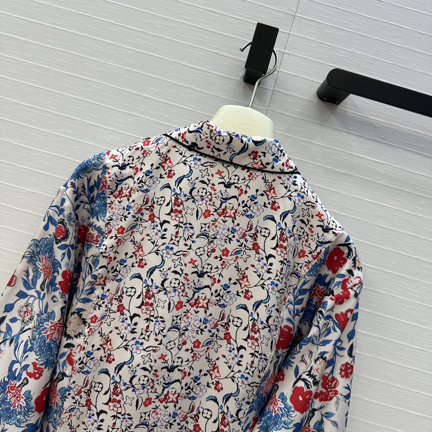 “Louis v. Sea Island Holiday Series Women’s Silk Suit: Classic Fashion Recommendation” - 图片 9