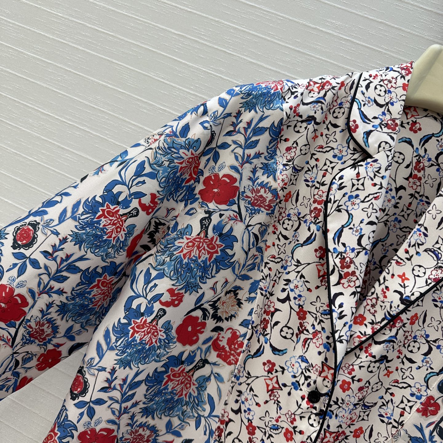 “Louis v. Sea Island Holiday Series Women’s Silk Suit: Classic Fashion Recommendation” - 图片 3