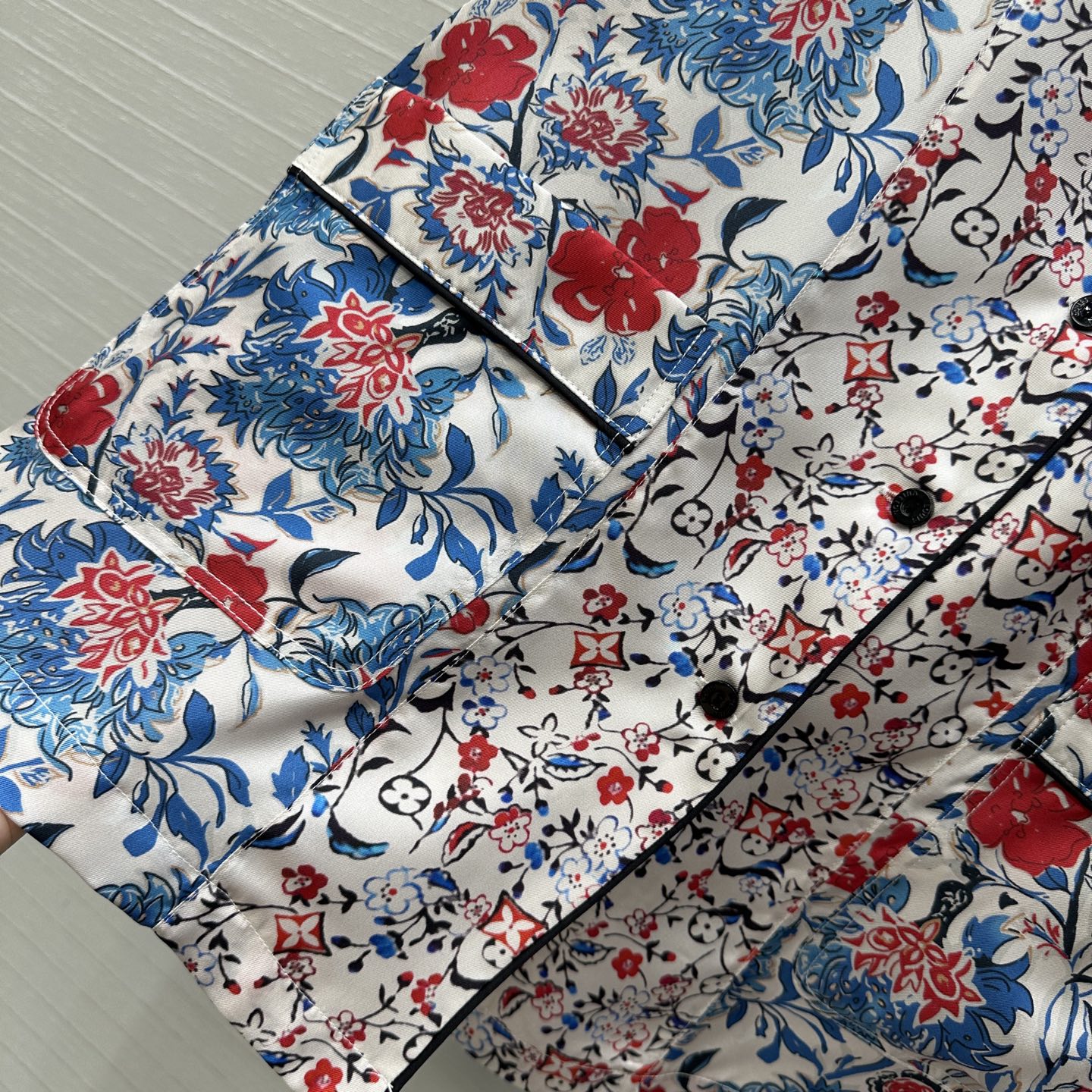 “Louis v. Sea Island Holiday Series Women’s Silk Suit: Classic Fashion Recommendation” - 图片 4