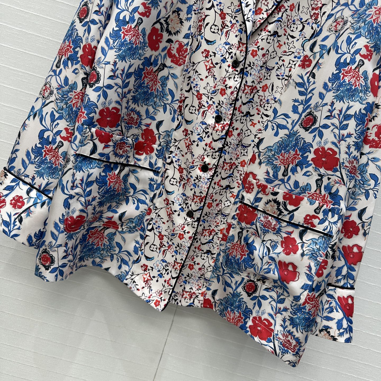 “Louis v. Sea Island Holiday Series Women’s Silk Suit: Classic Fashion Recommendation” - 图片 5